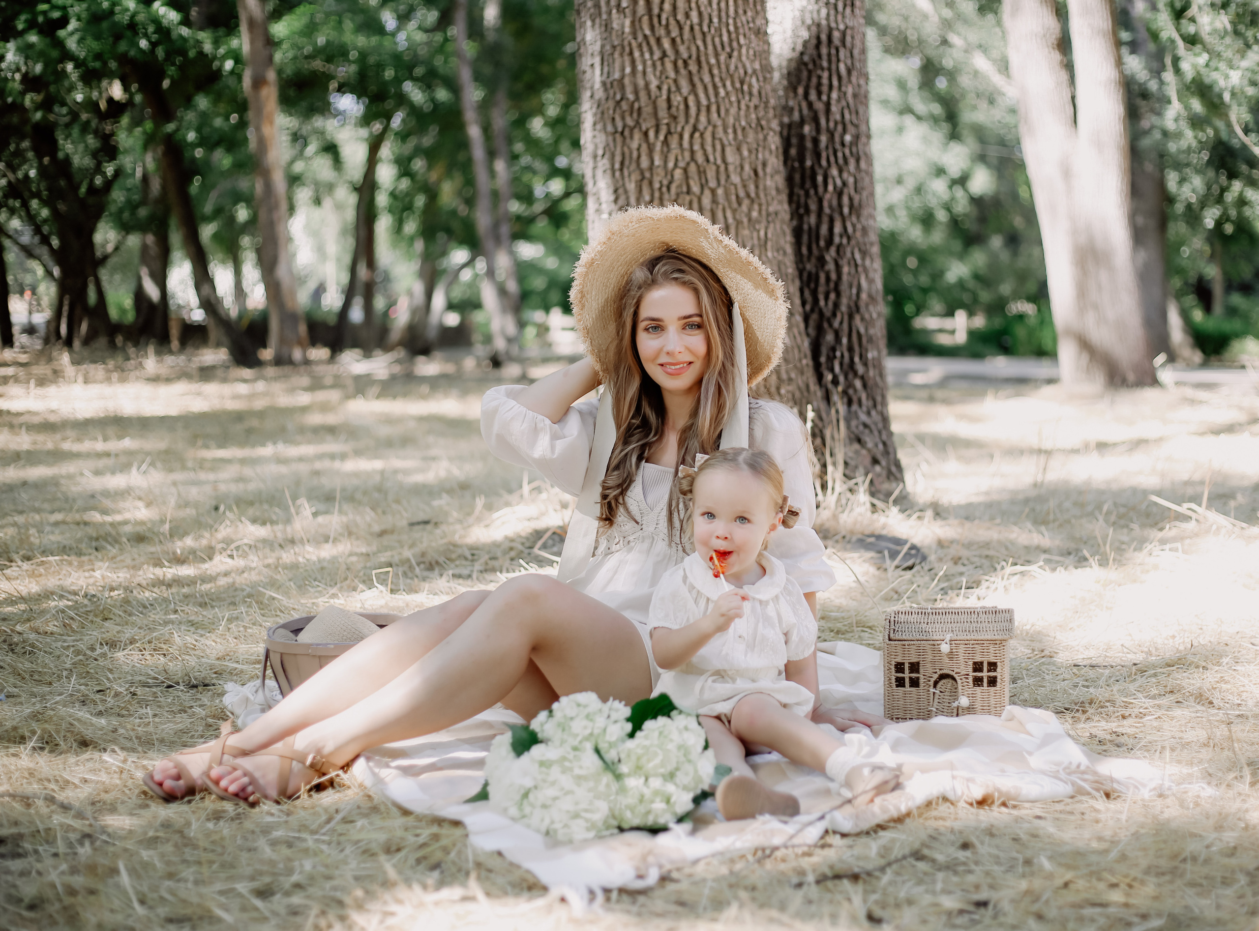 Family in nature. Family and children’s lifestyle photographer Elena Tumanova