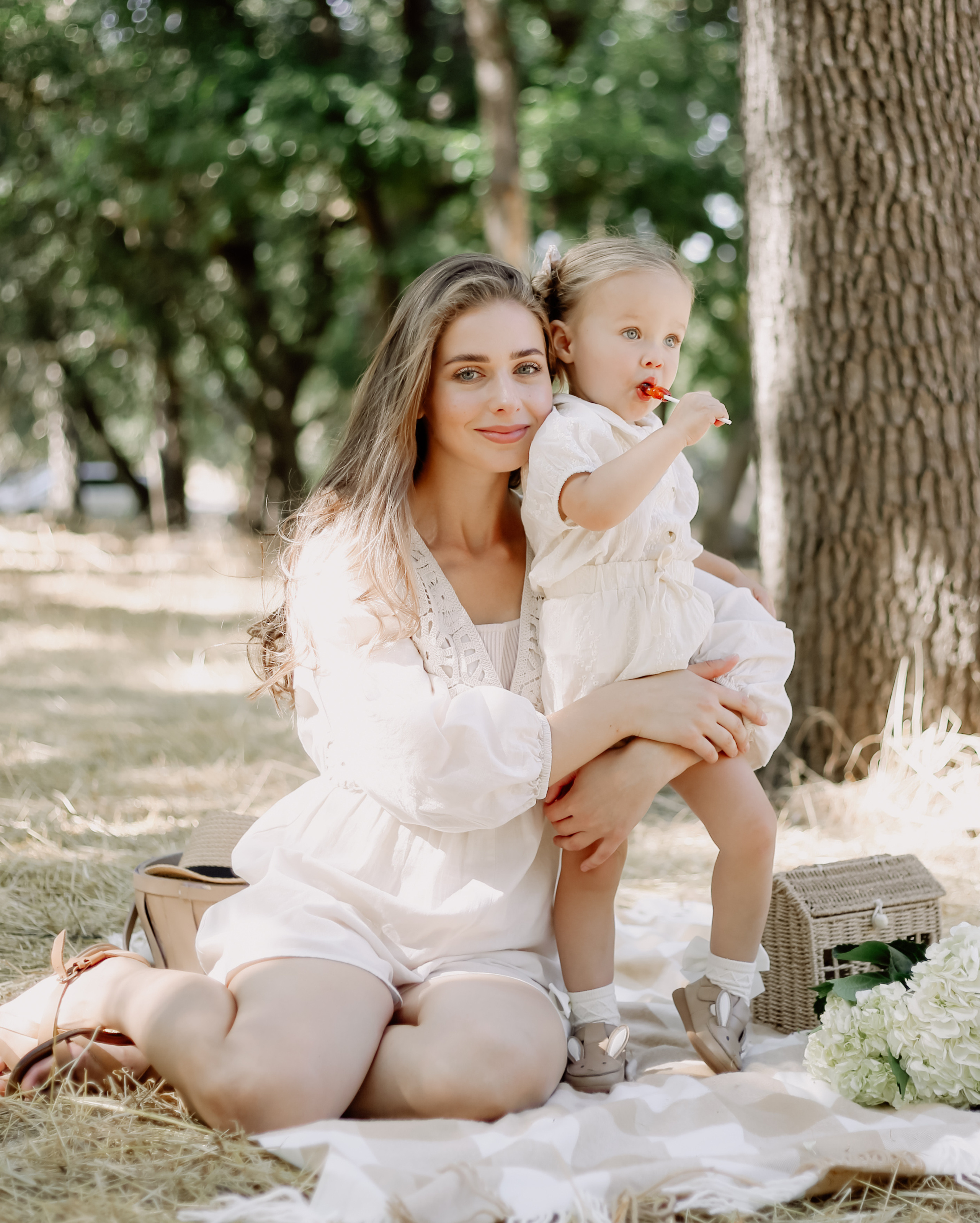 Family in nature. Family and children’s lifestyle photographer Elena Tumanova