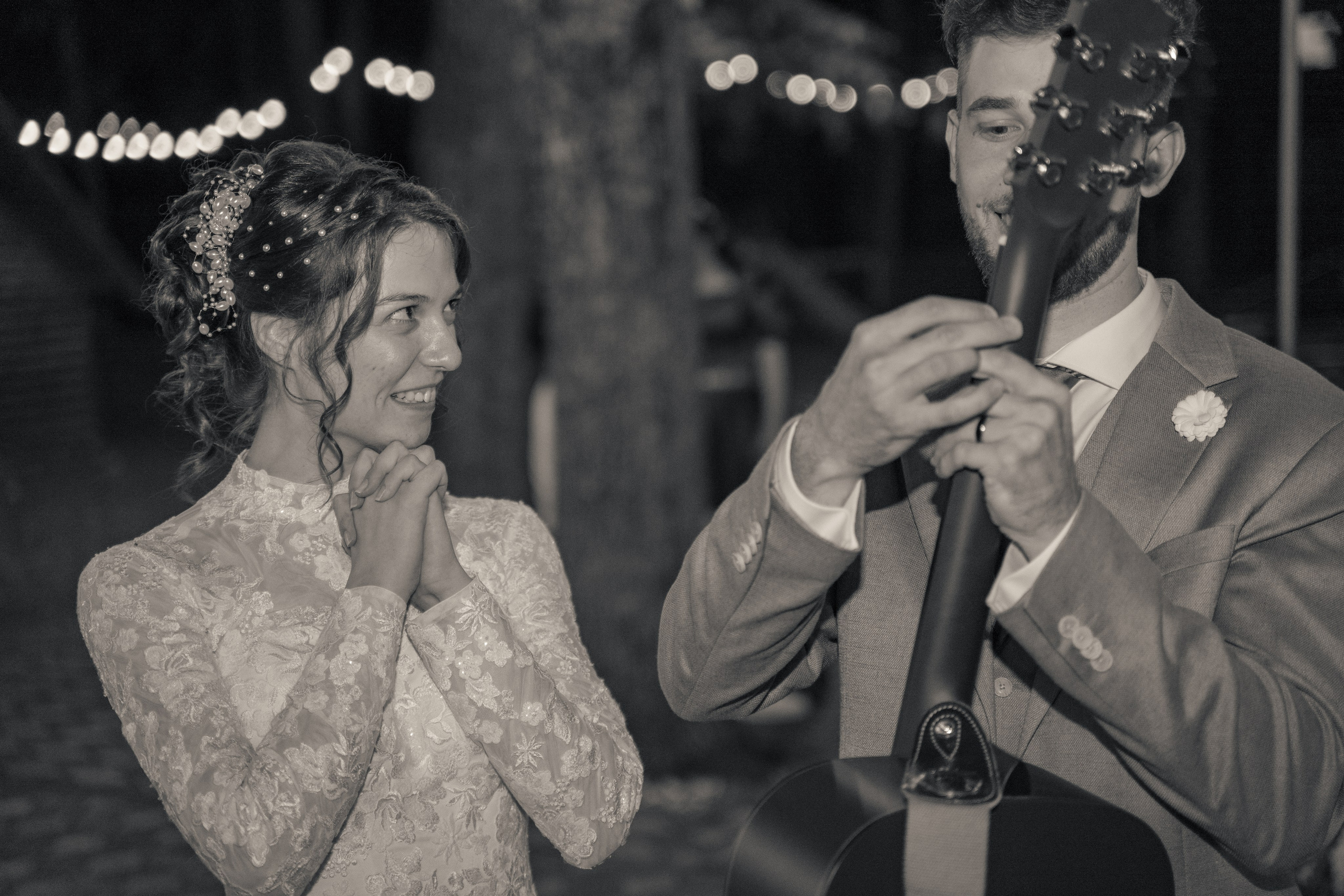 Portret candid alb-negru mireasă privind mirele cu admirație, nuntă în natură, detalii coafură cu perle, incadru.ro.