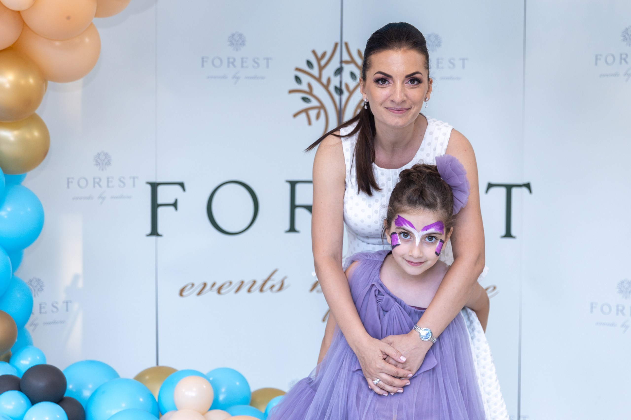 fotograf botez , fotografie botez Botoșani, fotograf Alin Chirilă, amintiri botez, fotografii botez, botez Miruna Parascheva, fotograf copii, fotografie botez în Botoșani-alt="botez , fotografie botez Alin Chirilă, amintiri botez, fotografii emoționante botez Botoșani"-- fotografii-botez-bebelus- amintiri-botez-micuț- moment-sfânt-crestinare- fotografie-emotionanta-botez- detalii-botez-bebelusi- parinti-fericiti-la-botez- fotograf-botez-profesionist- botez-in-biserica-ortodoxa- micuț-botezat-cu-emoție- zâmbete-și-lacrimi-la-botez- bebeluș-la-cristelniță- decor-botez-colorat- botez-cu-dragoste-și-credință- emotie-pura-la-botez- fotograf-botez-botosani- botez-iasi-suceava-fotograf- amintiri-nepretuite-botez-- Preotul ținându-l pe micuțul Mathias Gabriel la botez, în biserica Înălțarea Domnului, Copălău  - Detalii de la botezul lui Mathias – lumânare, trusou și icoană  - Familia lui Mathias Gabriel alături de micuț, în ziua botezului  - Portret emoționant cu mama și bebelușul în brațe, în biserică,fotograf profesionist evenimente Botoșani, Iași, Suceava, Fălticeni, Bacău, Pașcani, Roman - AlinoFotoStudio by Alin Chirilă - servicii foto nuntă, botez, cununie, ședințe foto creative, albume personalizate, fotografii emoționante și calitative pentru cele mai importante momente din viață,fotograf nuntă Botoșani Alin Chirilă,  ședință foto botez Iași - AlinoFotoStudio,  servicii fotograf profesionist evenimente Suceava,  fotograf cununie civilă Fălticeni - Alin Chirilă,  album foto nuntă personalizat Bacău.“Bebeluș botezat în biserică, ținut în brațe de nași”	•	“Detaliu cu lumânarea de botez decorată cu flori albe”	•	“Părinți emoționați alături de copilul lor la ceremonia de botez”	•	“Masa festivă de botez cu decor tematic și tort personalizat”	•	“Momentul în care preotul toarnă apă sfințită pe fruntea bebelușului”	“Bebeluș în rochie albă de botez, zâmbind în brațele mamei”	•	“Detaliu cu cruciulița de botez așezată pe o pernă de satin”	•	“Părinți și nași aprinzând lumânările în timpul ceremoniei de botez”	•	“Tort de botez decorat cu figurine tematice și numele copilului”	•	“Copil botezat dormind liniștit în pătuțul decorat festiv”	•	“Momentul în care preotul binecuvântează copilul în fața altarului”	•	“Invitați adunându-se în jurul mesei festive la petrecerea de botez”	•	“Bebeluș ținând în mână o jucărie personalizată primită la botez”	•	“Familie fericită pozând împreună după ceremonia de botez”	•	“Decor tematic cu baloane și flori la locația petrecerii de botez” fotograf Botoșani fotograf evenimente fotograf botez Alin Chirila fotograf alinofotostudio.fotograf botez Amelis Maria, fotografie botez Botoșani, fotograf Alin Chirilă, amintiri botez, fotografii botez, botez Amelis Maria, fotograf copii, fotografie botez în Botoșani,