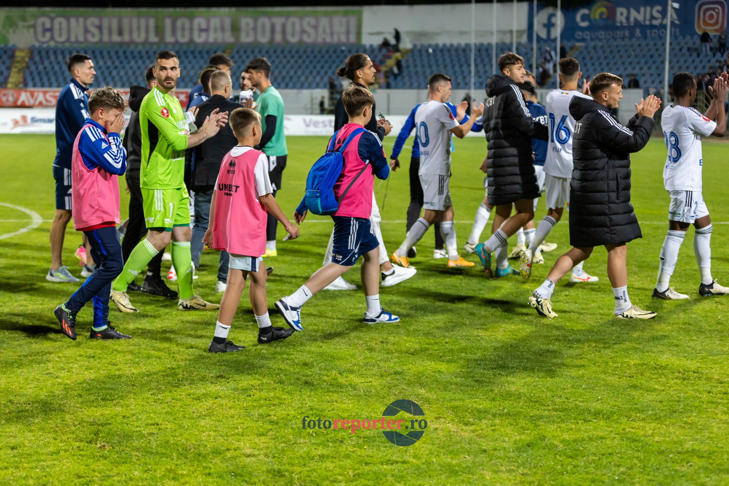 Galerie Foto: FC Botoșani vs. CS Mioveni - Pe 17 mai 2024, am fost martorii unei partide incredibile între FC Botoșani și CS Mioveni, în prima manșă a barajului pentru evitarea retrogradării. În fața unui stadion plin de emoție și speranță, echipa noastră a obținut o victorie importantă, cu un gol marcat de Aldair în minutul 93. 💪 *FC Botoșani 1-0 CS Mioveni*⚽️ Urmăriți momentele cheie ale meciului și bucuria suporterilor în această galerie foto! Pregătiți-vă pentru meciul de retur de pe 24 mai, când vom lupta din nou pentru a rămâne în prima ligă.#FCBotoșani #CSMioveni #BarajRetrogradare #ForzaBotoșani 