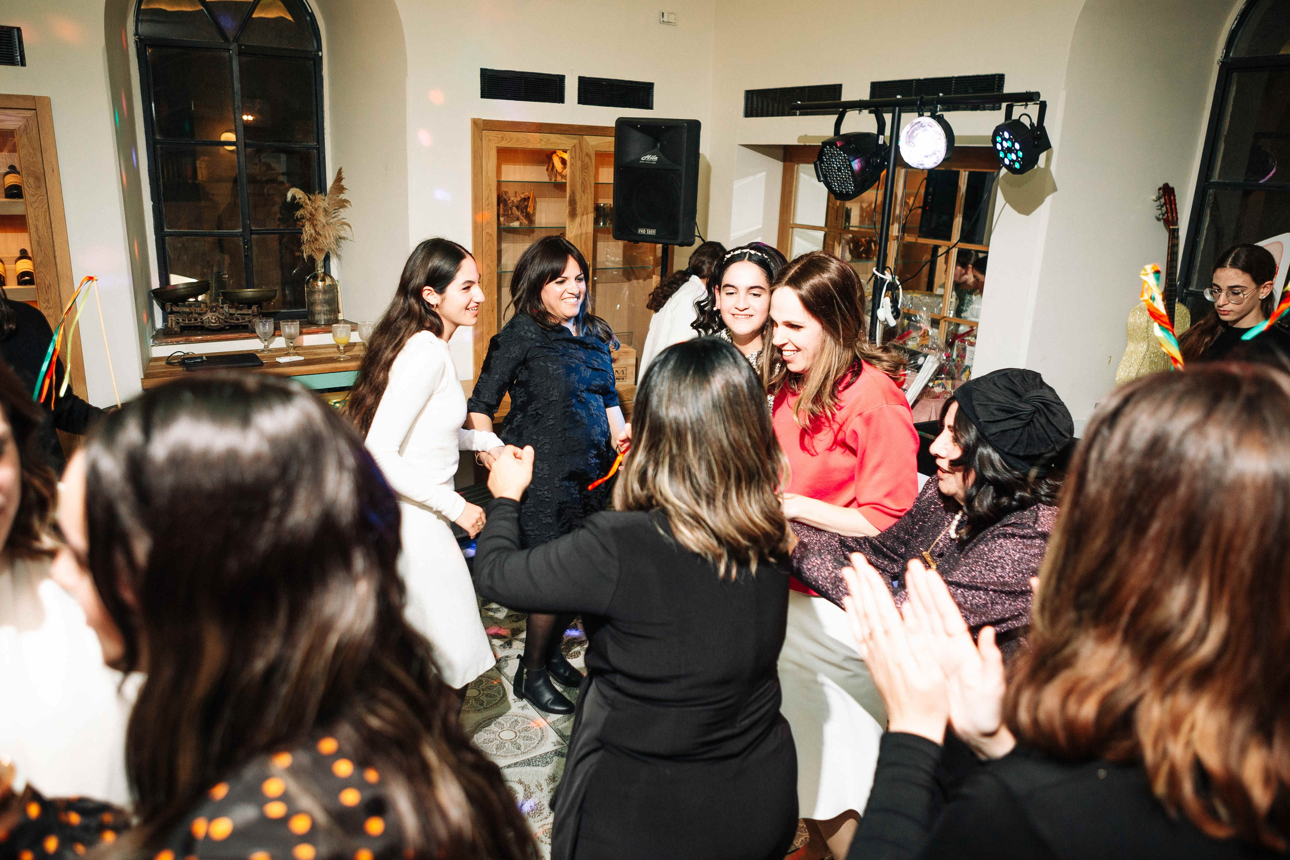 PARTY IN A RESTAURANT WITH THE WHOLE FAMILY. Https://shi-photo.com/