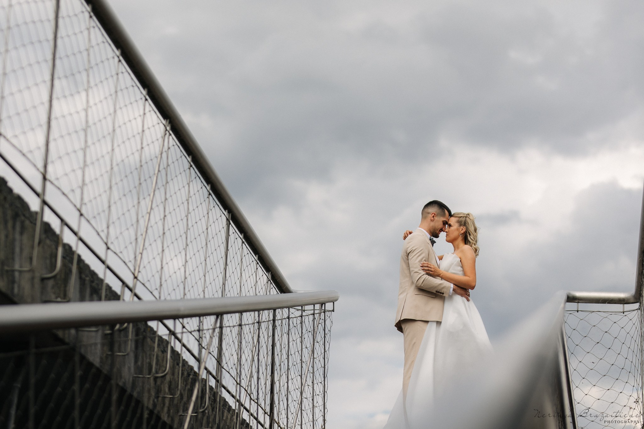 Vestuvinė fotosesija Kaune, Vienybės aikštėje, prie Lietuvos banko