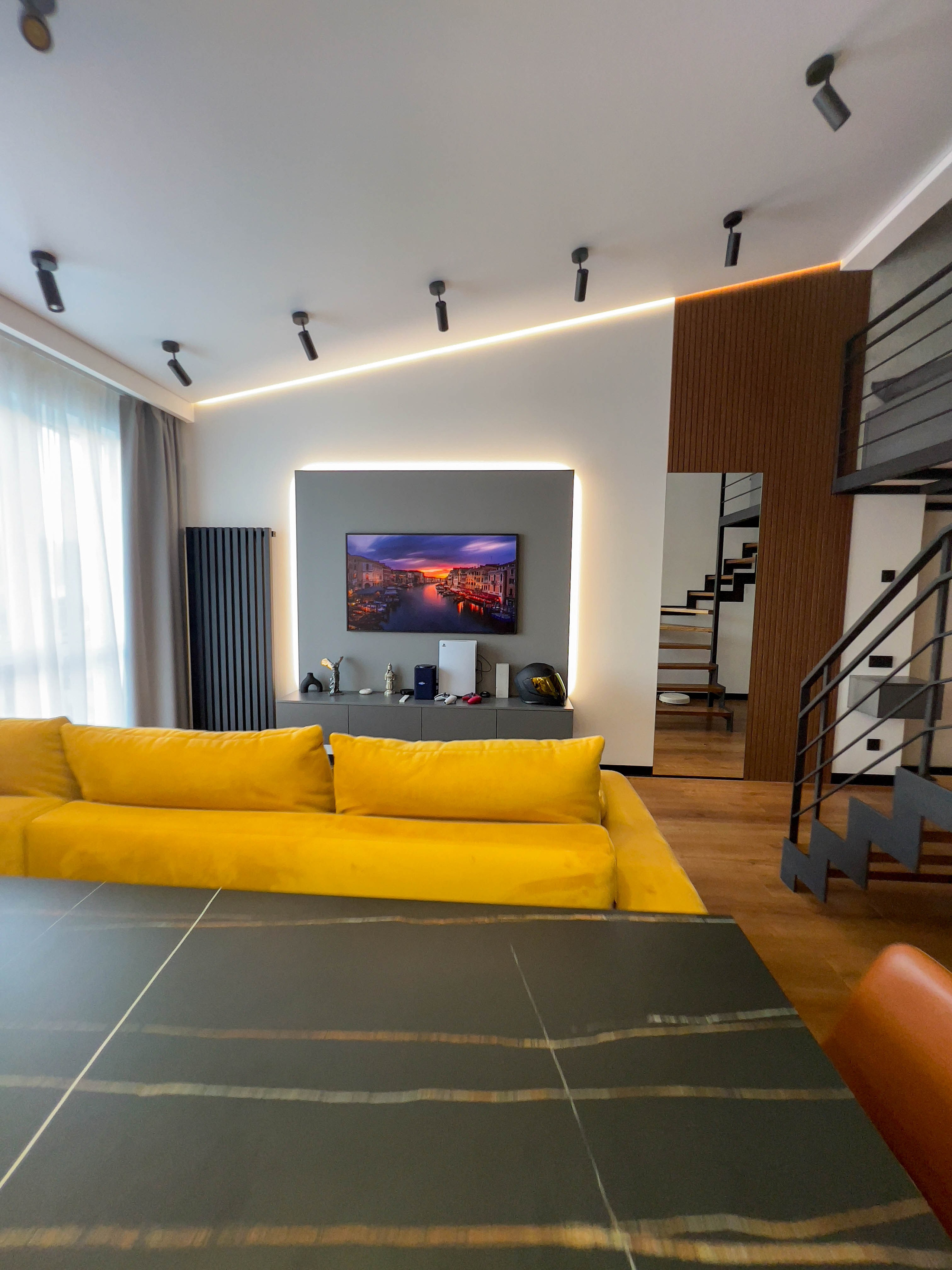 The apartment is on two levels. Fotograf Dmitrii Donets