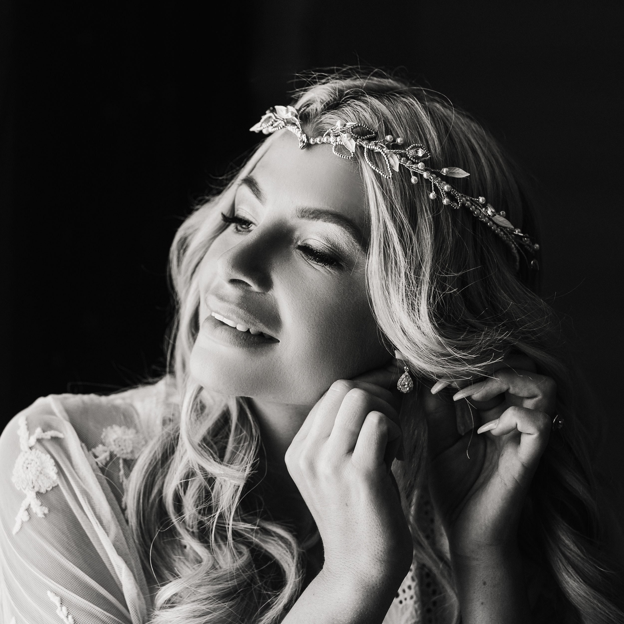 irish bride is taking on her earrings 