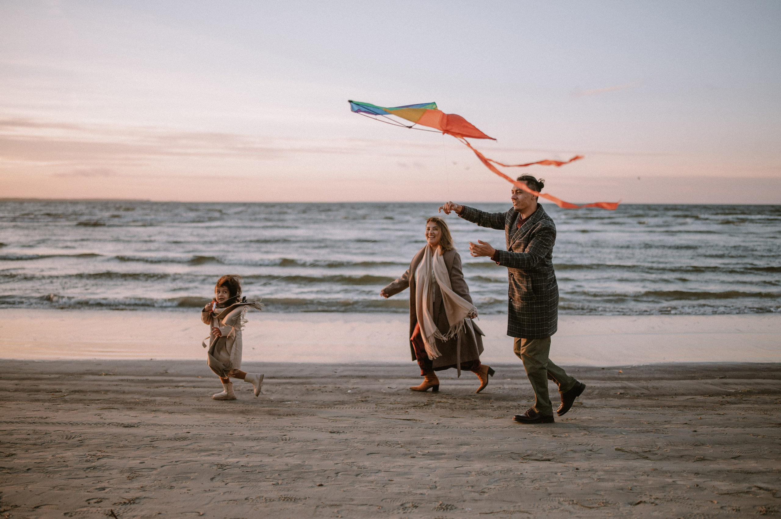 Эмоциональный кадр семьи на море а Таллине