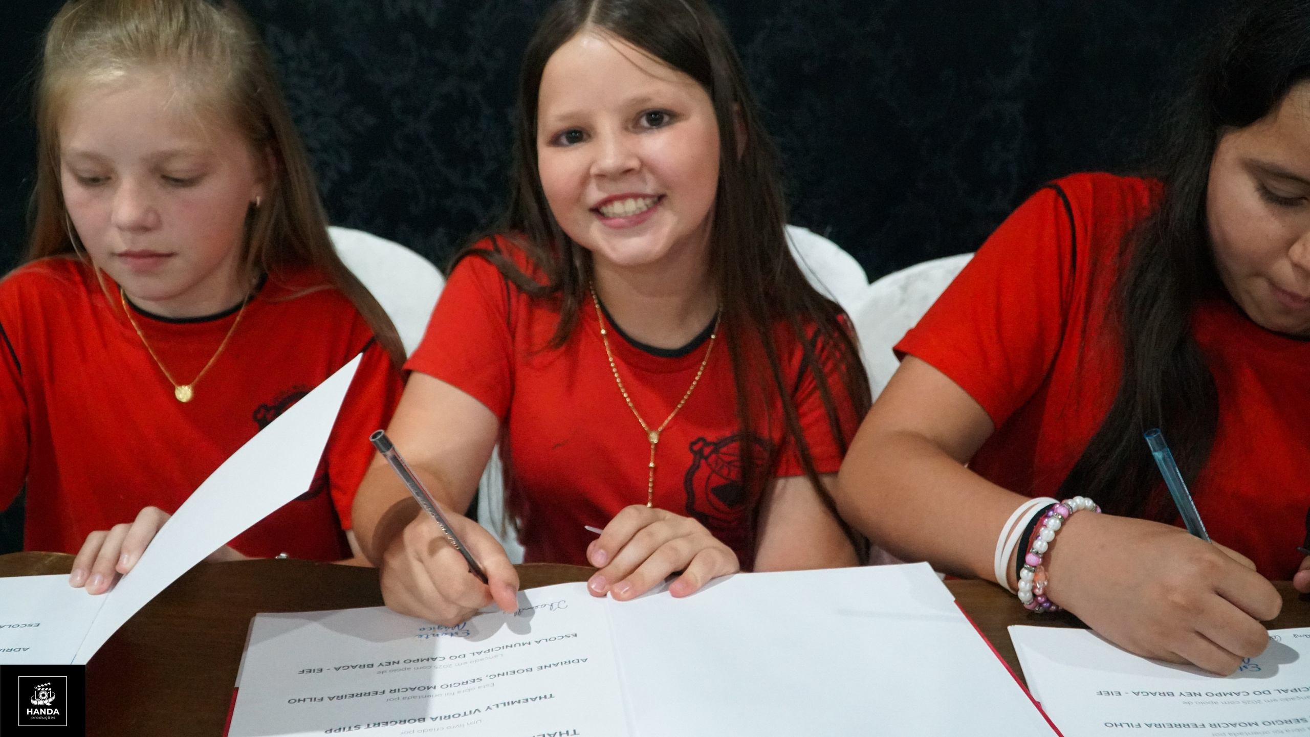 Noite autógrafos colégio Aurélio Buarque de Holanda. Handa Produções