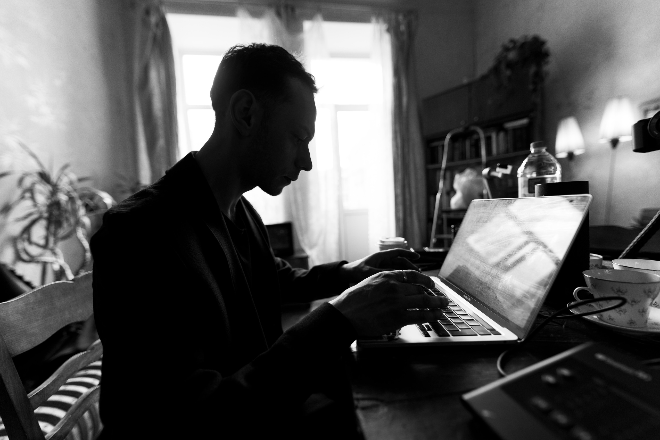 2025. Стрит-фотография, полная абсурда, идиотизма и красоты