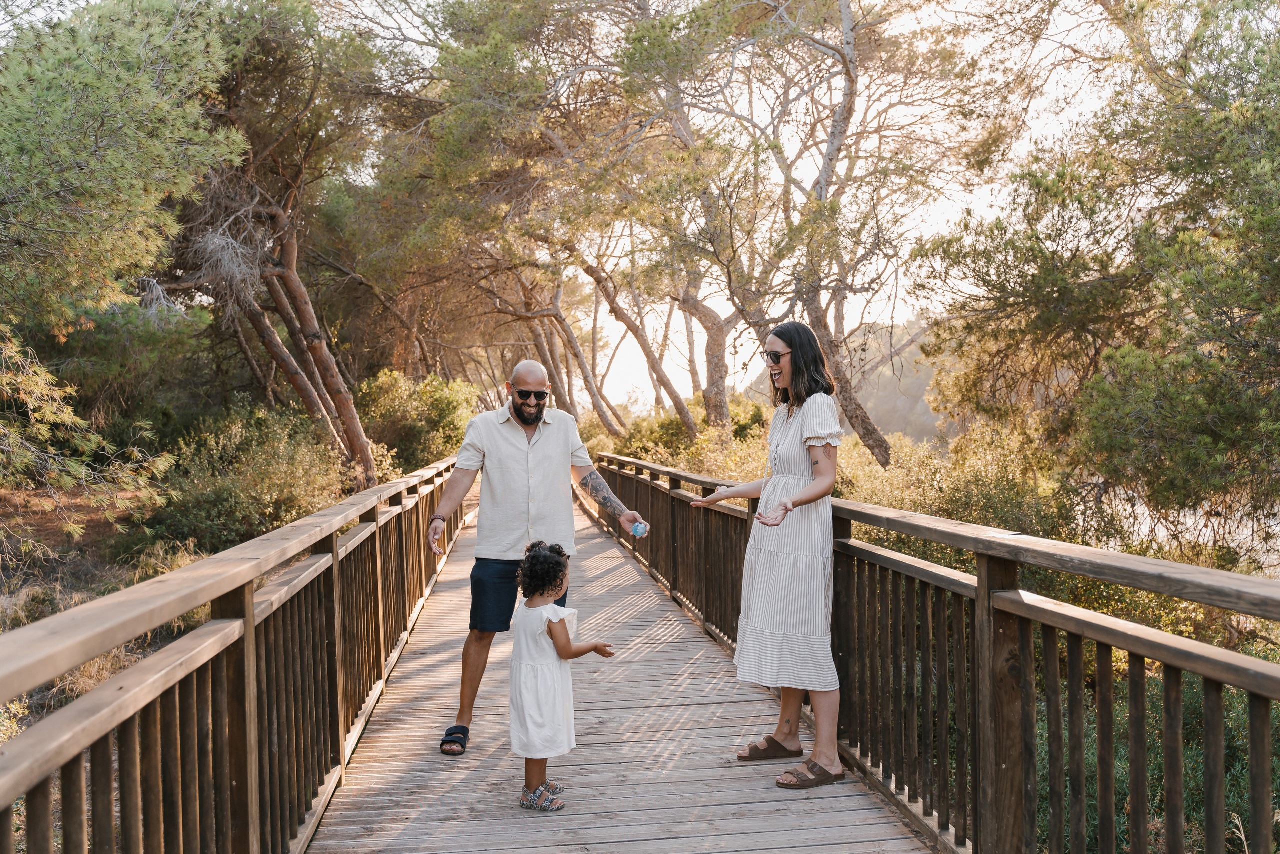 Rebeca, Roman y Laia. Fotógrafa de bodas y familias en España, Valencia: Nadia ProFoto