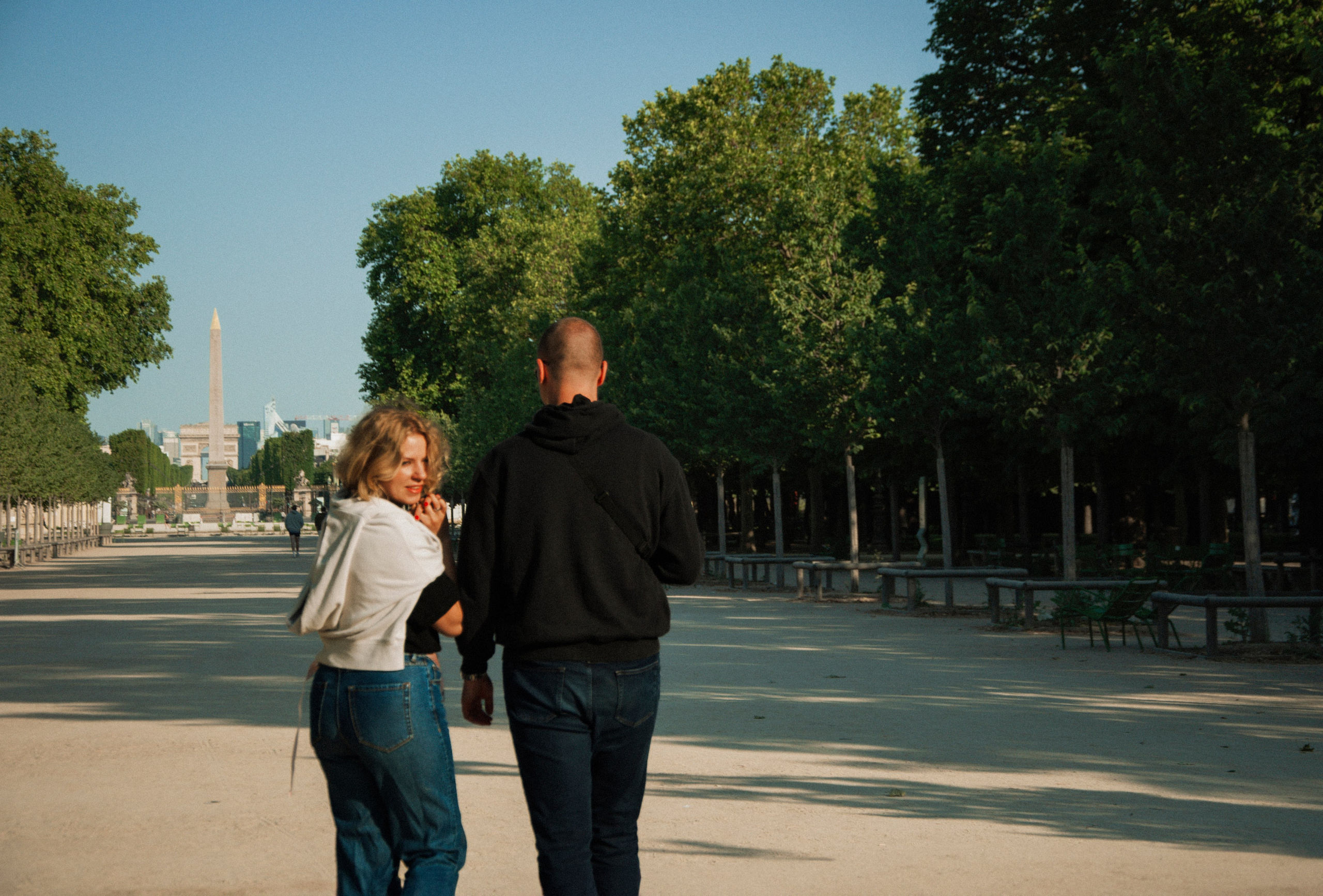 Couple photoshoot near the Louvre. Paris photographer — Polina Osipova