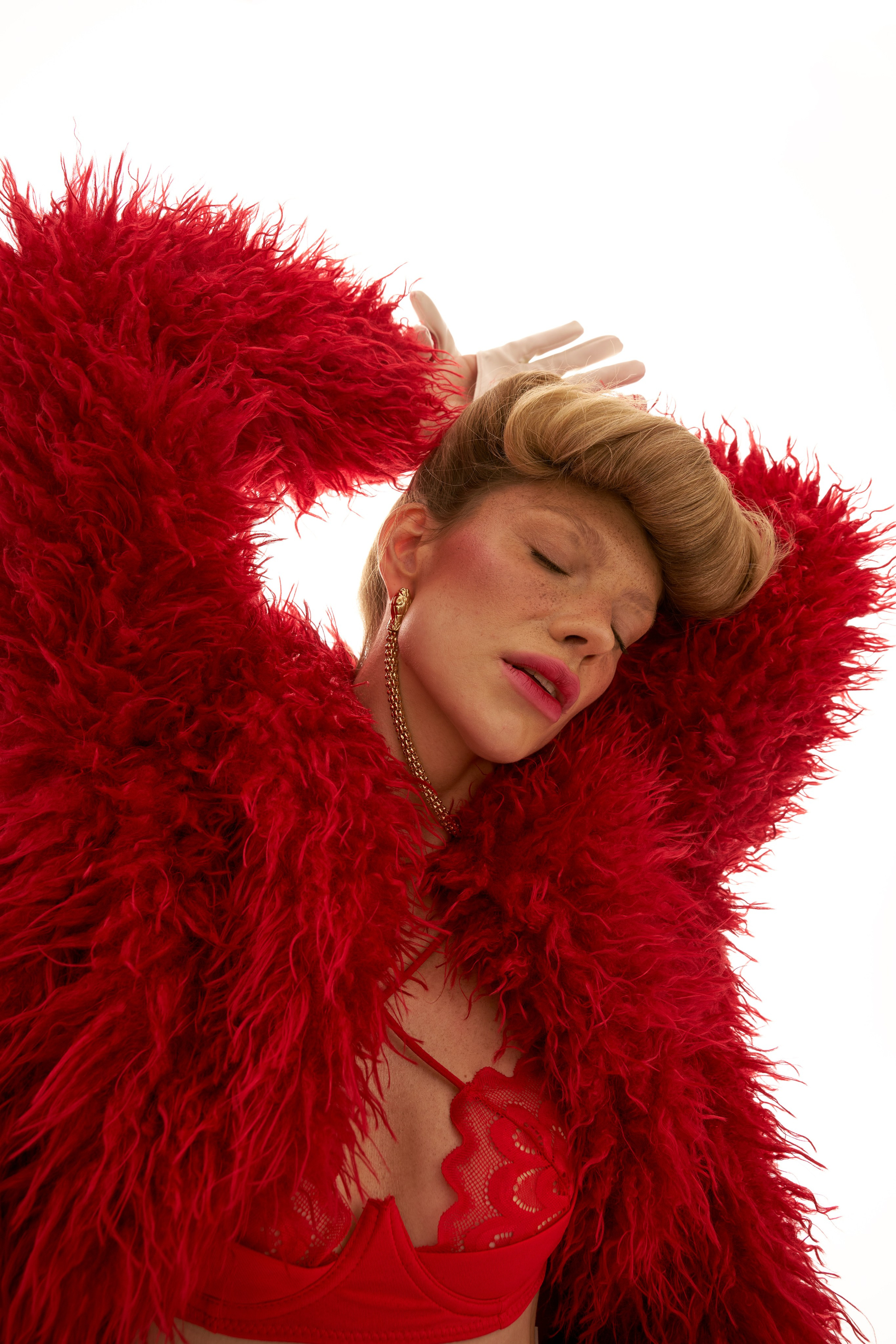 RED FEATHERS. Viktorija Korsaka| Brand Content Creator & Photographer
