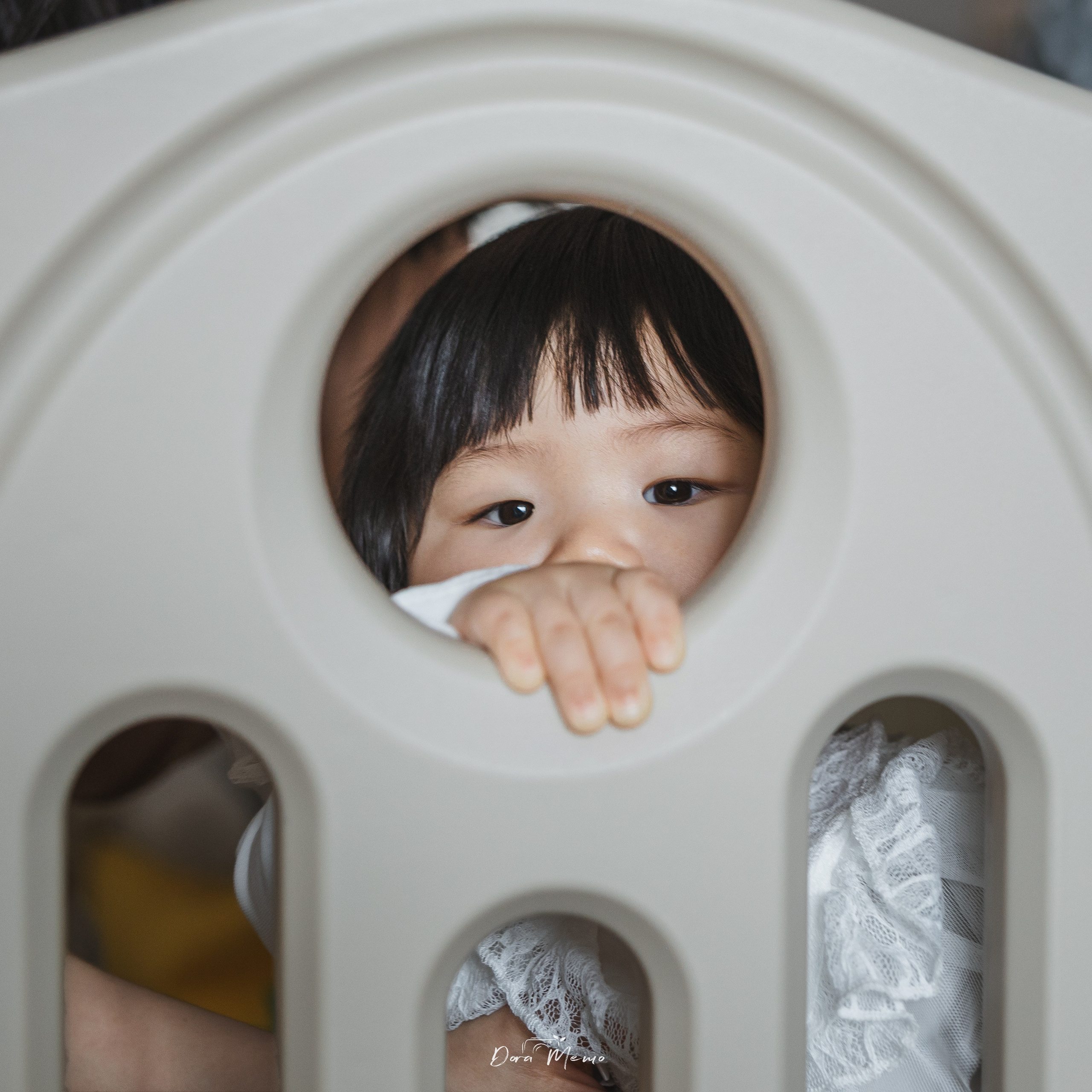 During the family photoshoot in Shanghai, the 8-month-old baby was happily playing on their own.