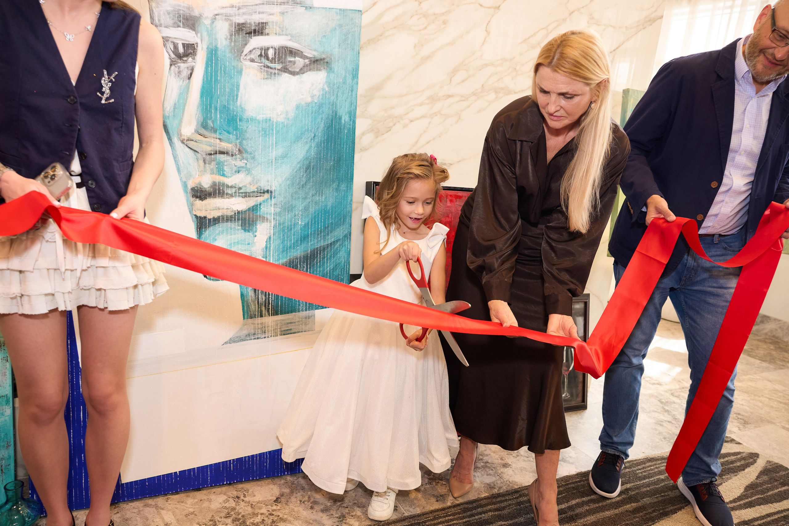 Авторская благотворительная художественная выставка Дианы Бортник. Фотограф Юлия Маковеева