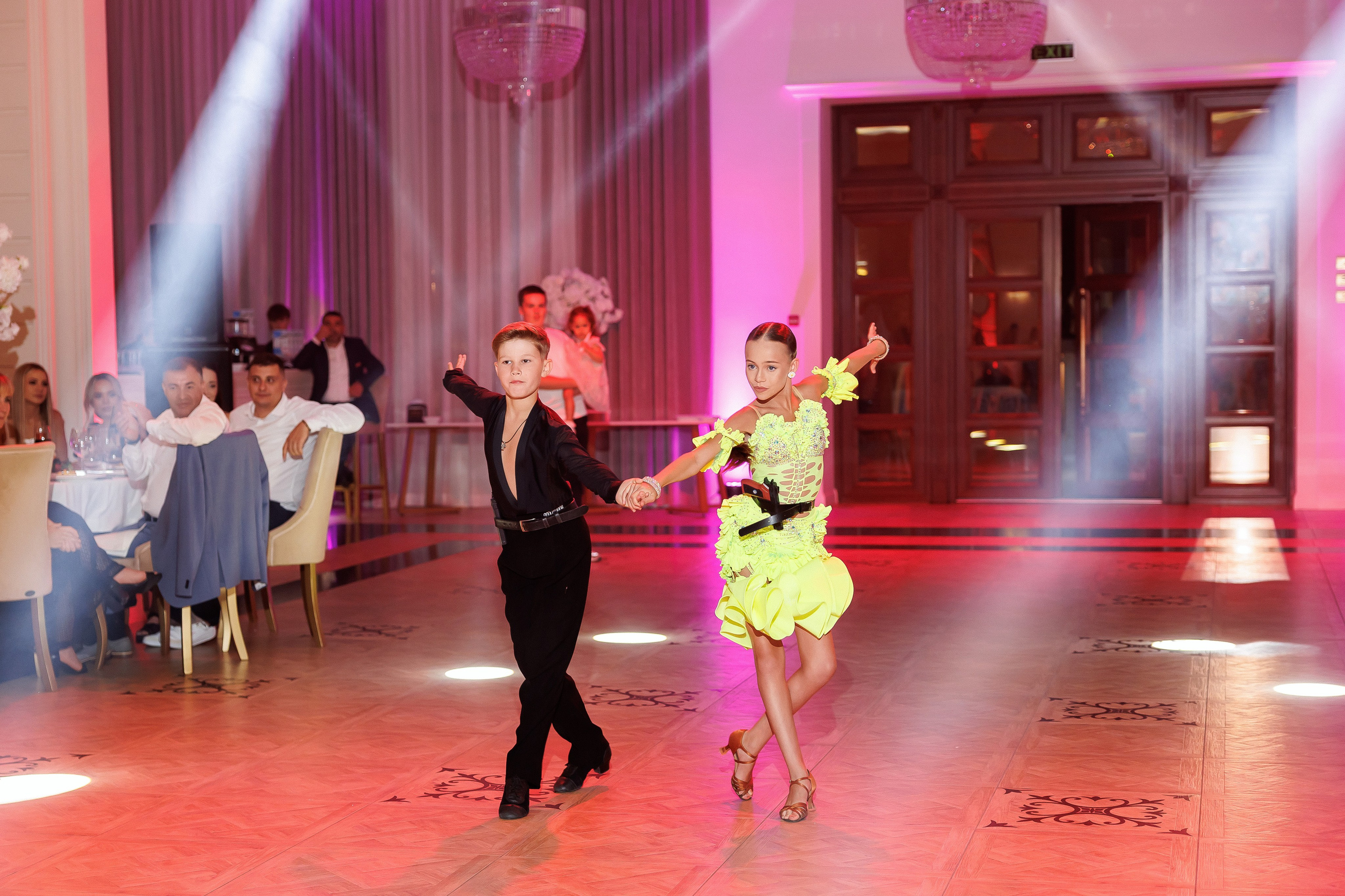 Eugen & Livia — Grand Elysee — Wedding Day. Servicii Foto și Video 067188353