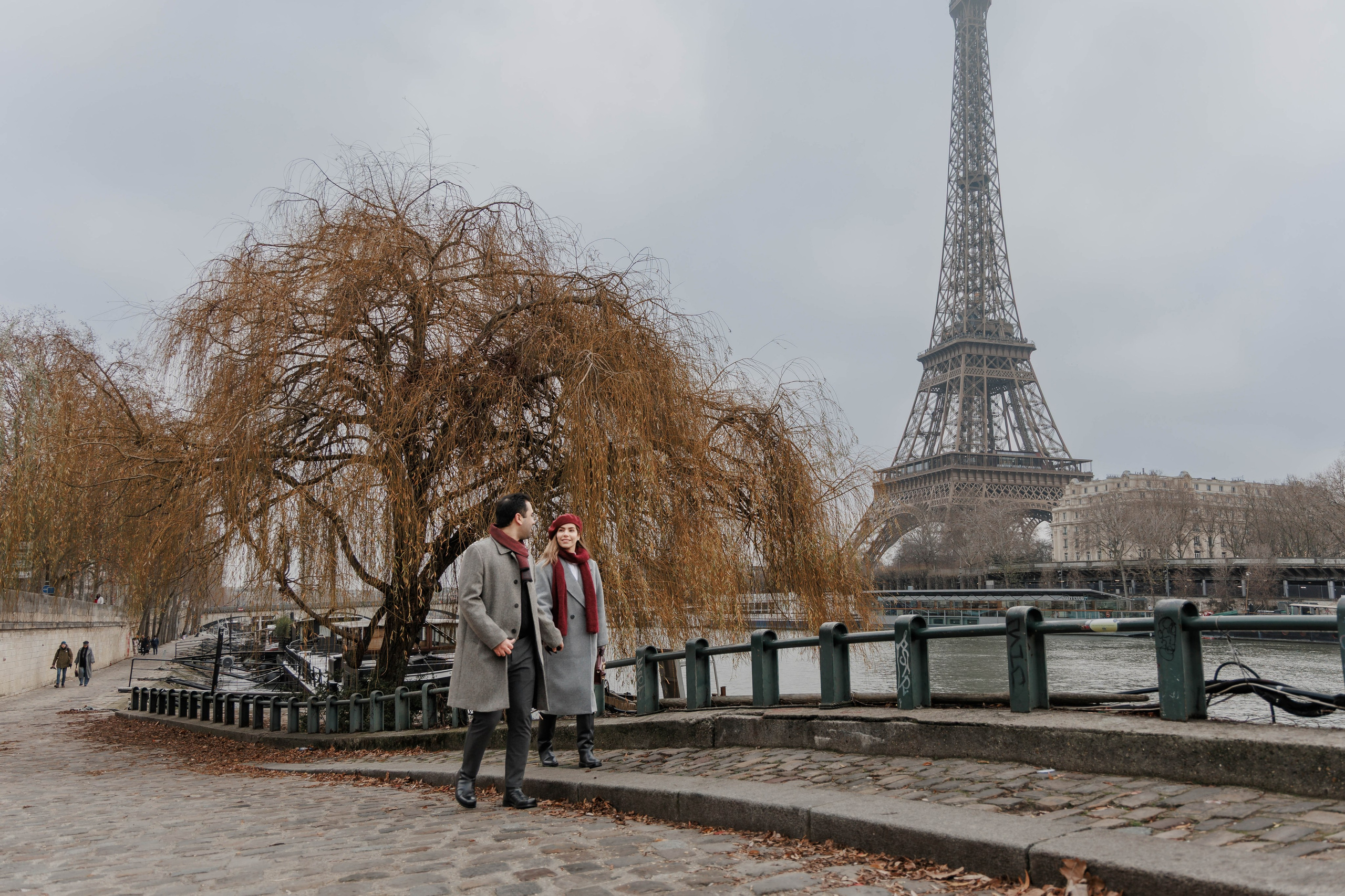 Bir-Hakeim Bridge in Paris — The Iconic Location for Luxury Proposal & Elopement Photography. Photographe à Paris