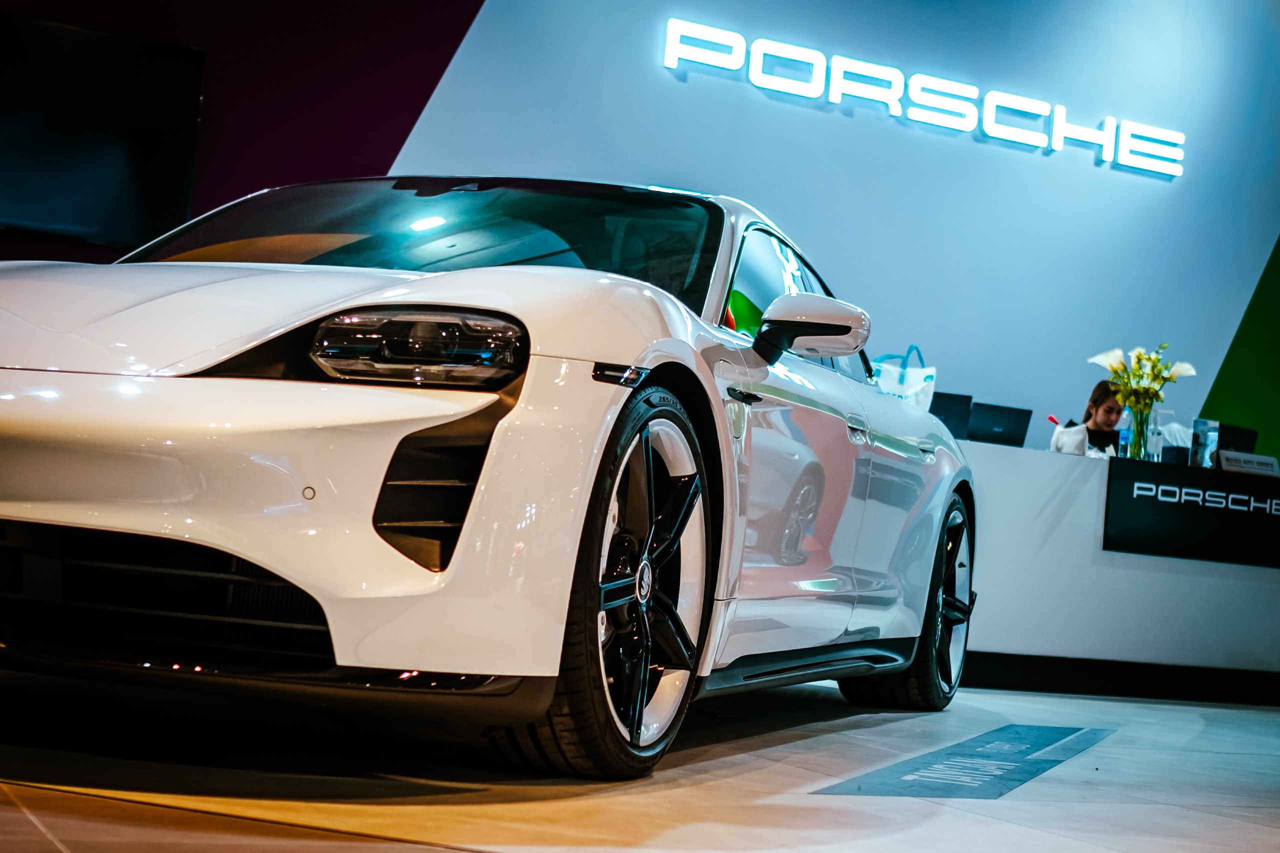 Auto gallery in EMSPHERE, Bangkok. Photographer in Seoul Dobrokvashina Natalya