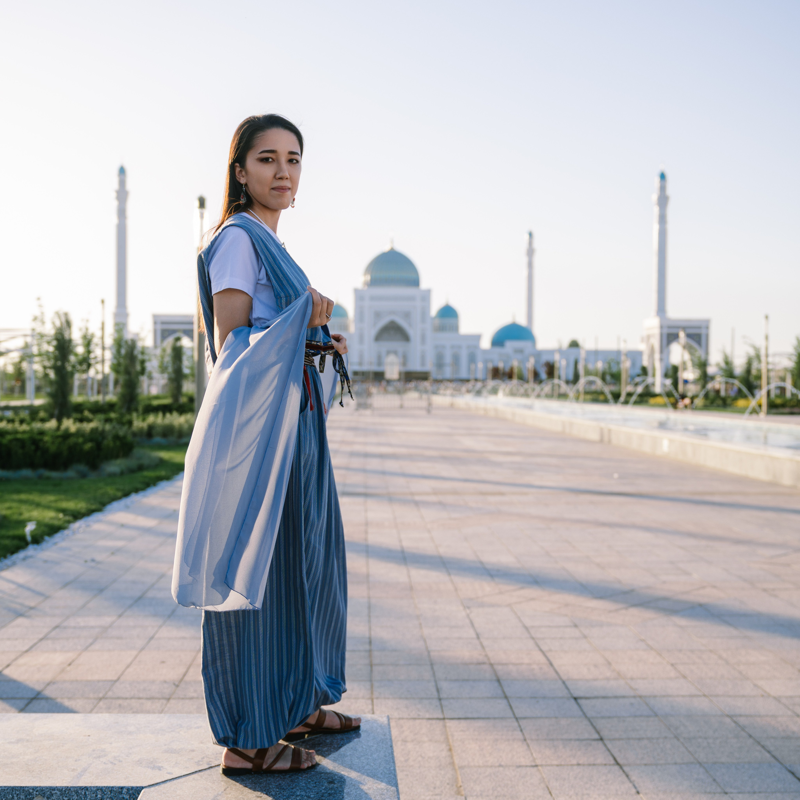 Аренда длинных узбекских платьев для фото. Фотограф в Узбекистане и Самарканде Джасур Марупов