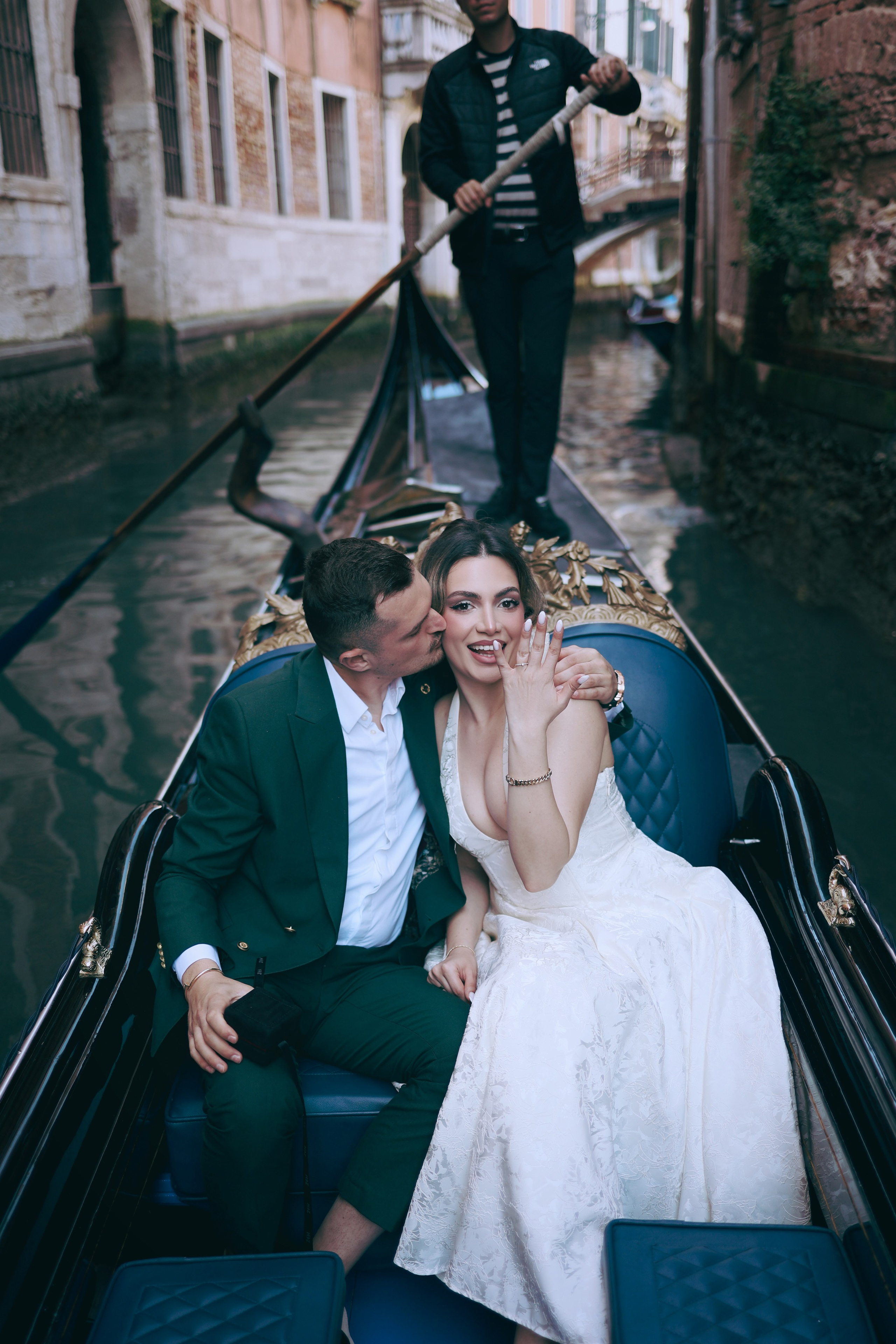 gondola couple photos