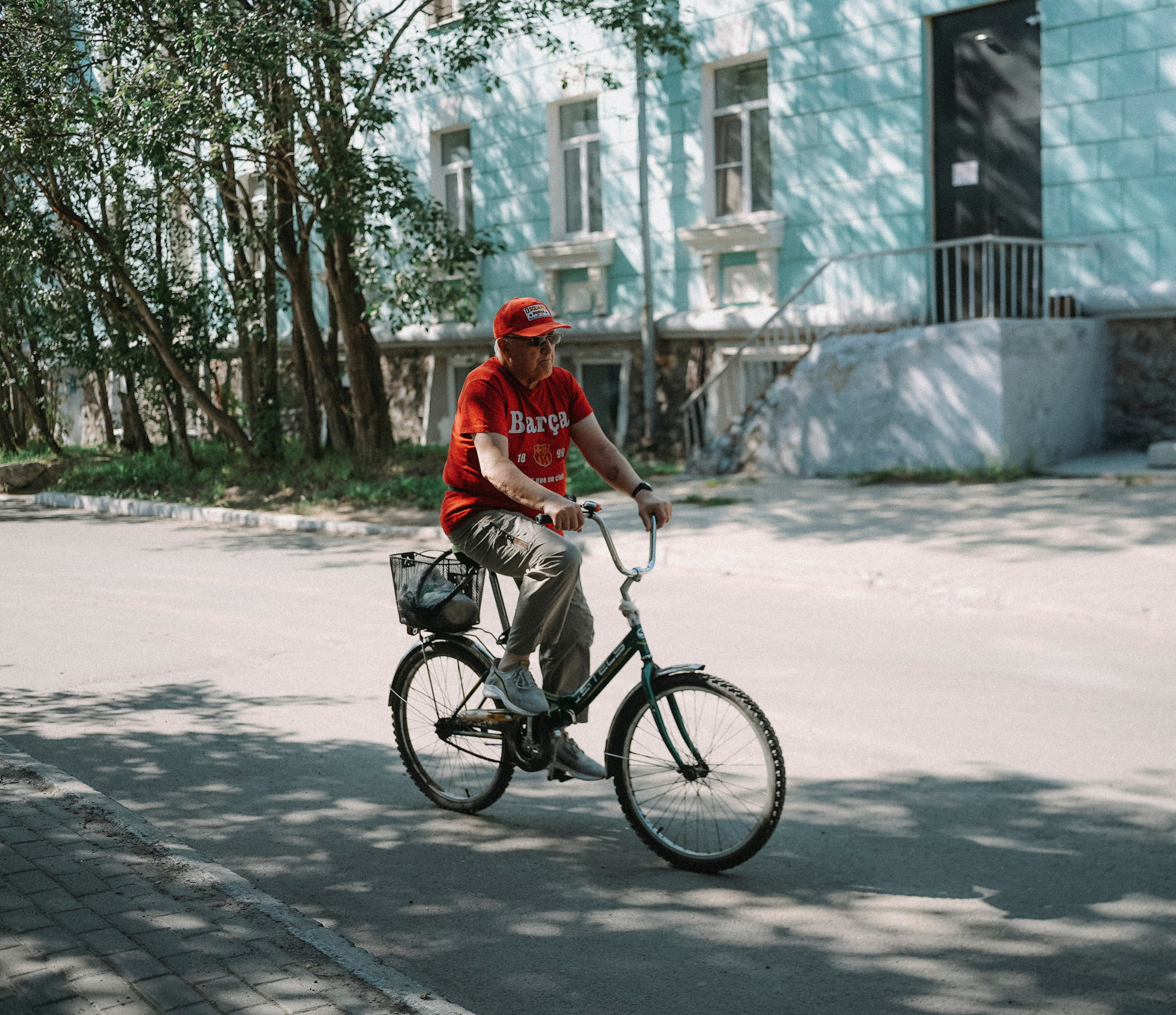 2025. Стрит-фотография, полная абсурда, идиотизма и красоты