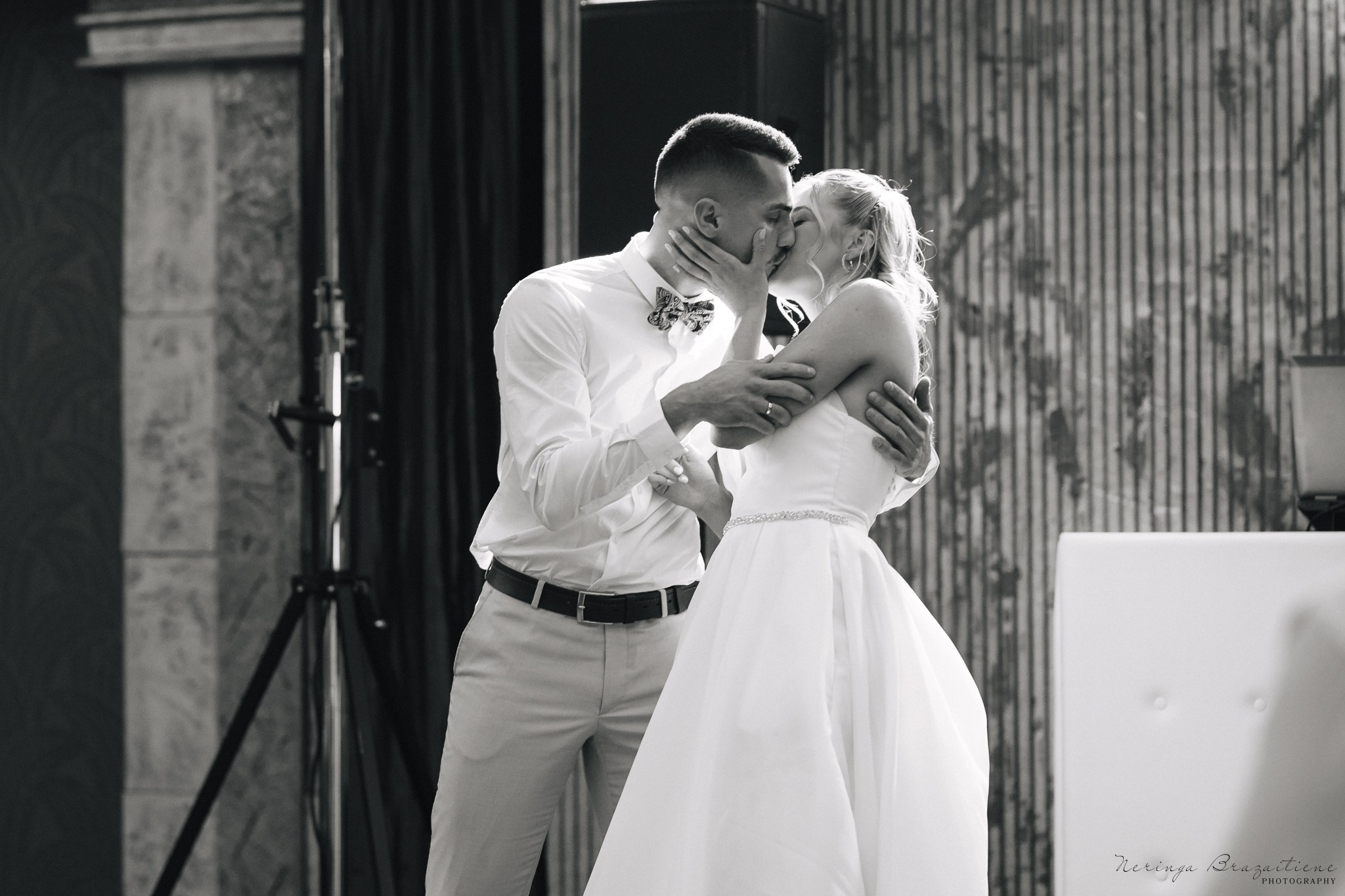 Vestuvinė fotosesija Kaune, Vienybės aikštėje, prie Lietuvos banko