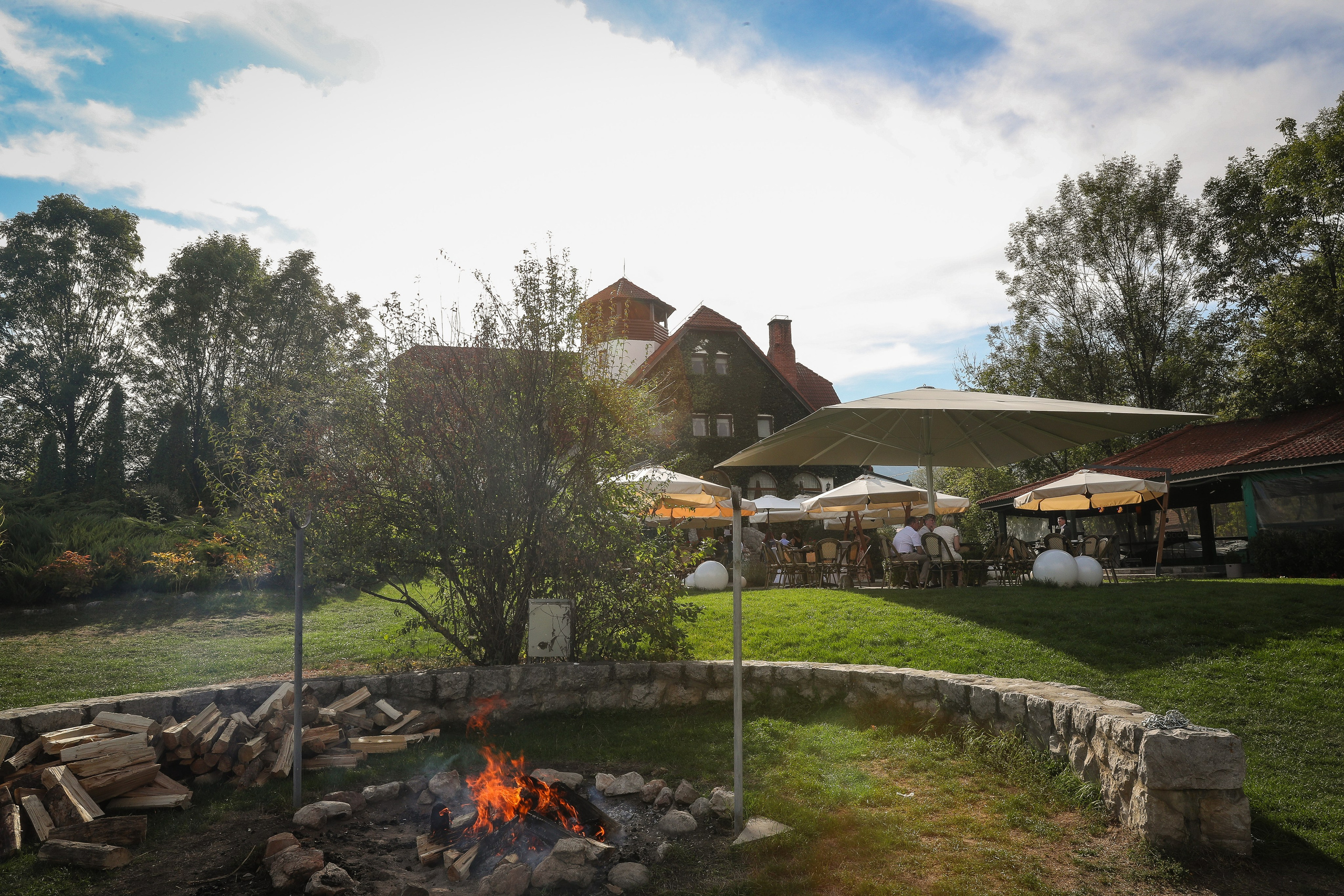 Orsi & Remus, eleganță în inima Transilvaniei. Rares Bucur is a professional wedding photographer based in Cluj-Napoca, Romania, specializing in wedding photography