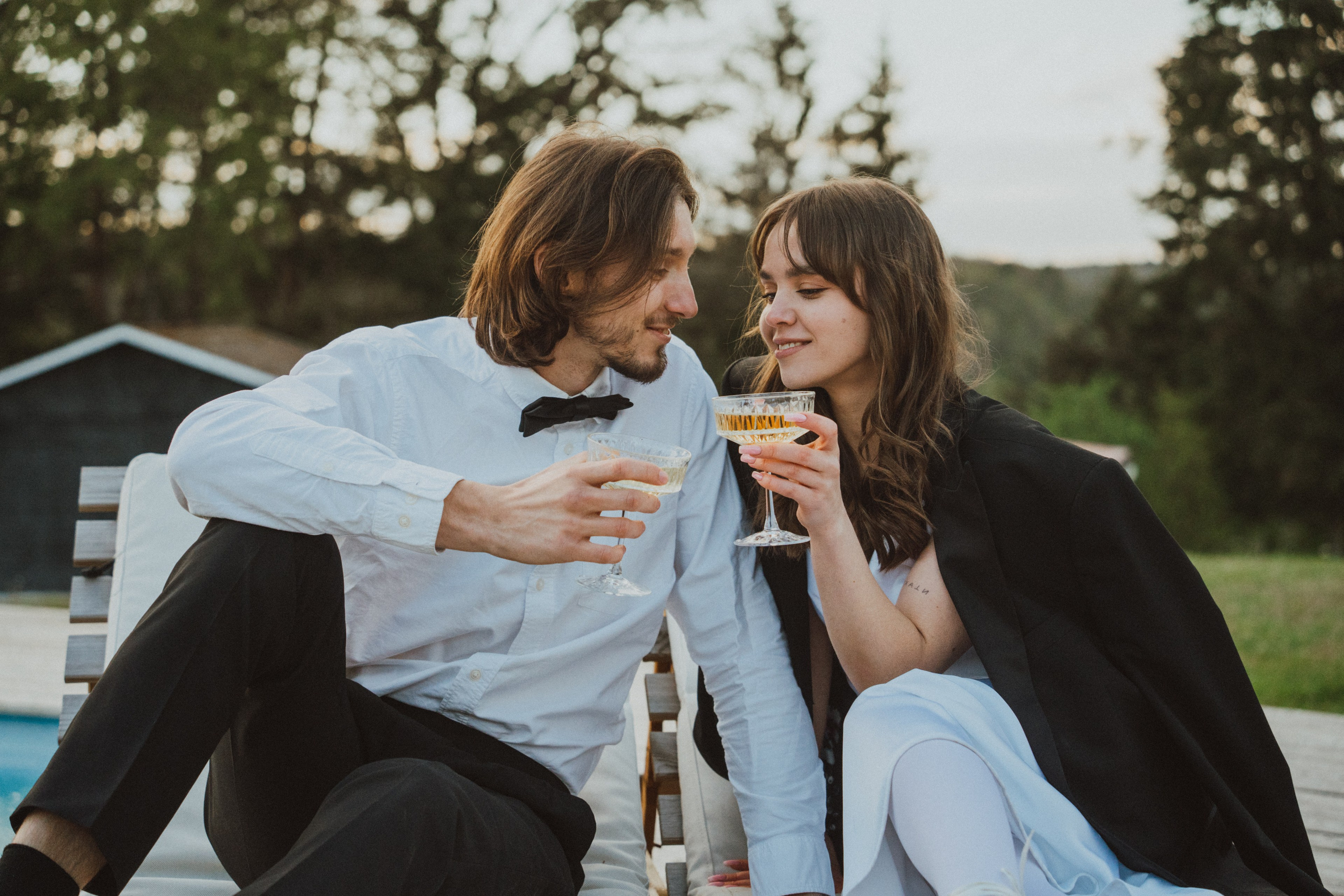 Nevěsta a ženich si užívají společné chvíle během svatebního focení. Pohodová atmosféra a láska v každém detailu. 