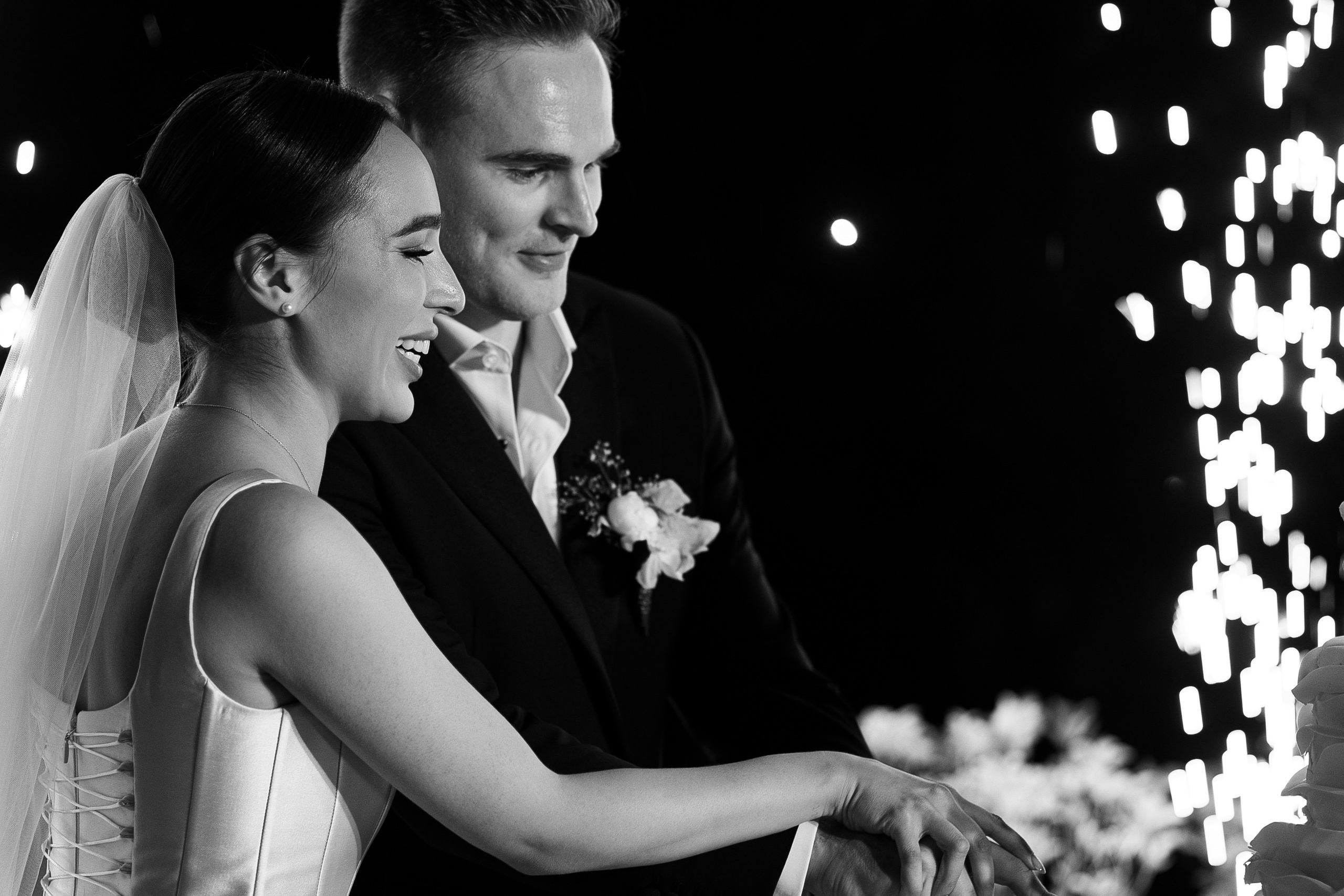 Thomas & Suyumbika. Главная