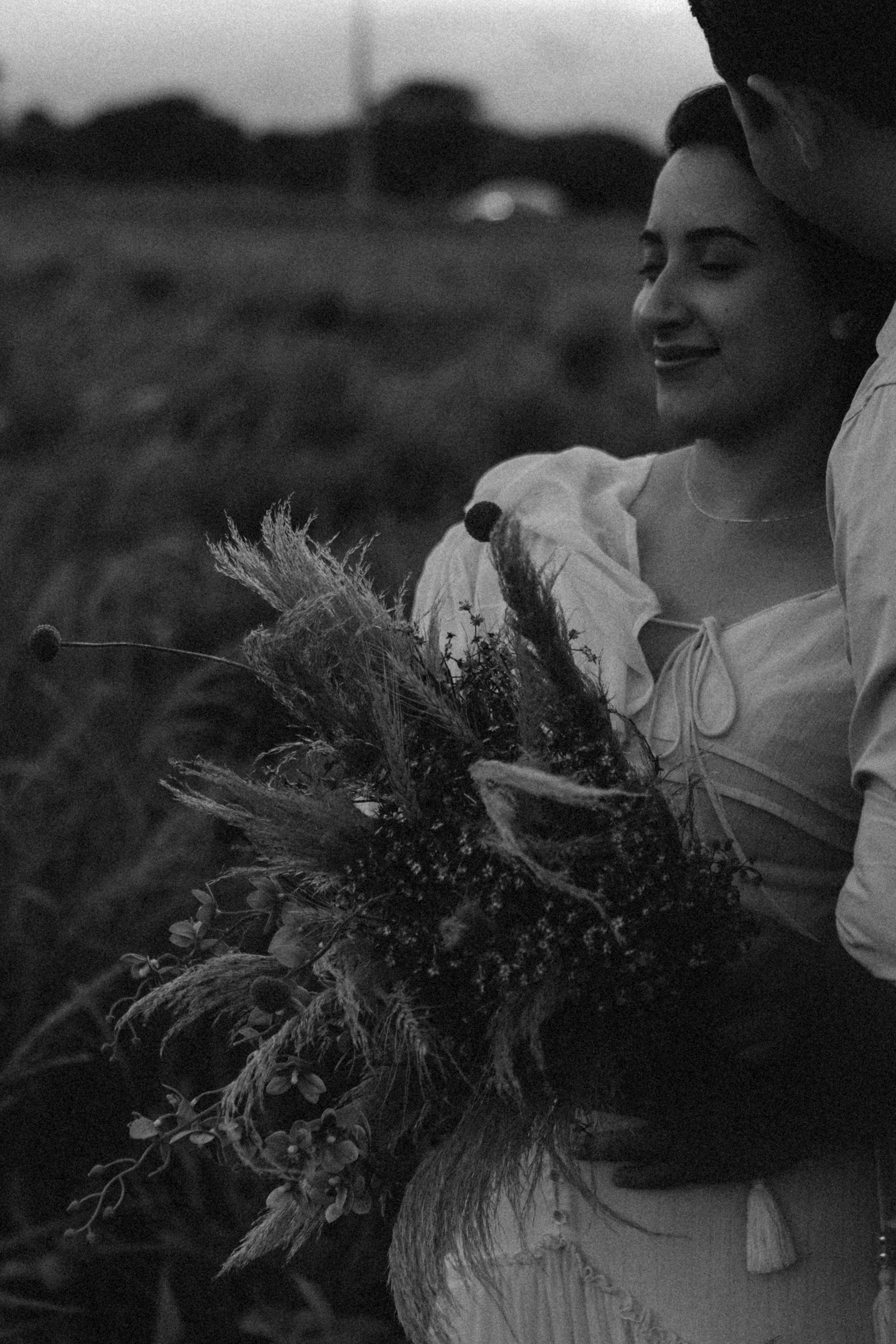 Casal abraçado em ensaio externo em Sorocaba