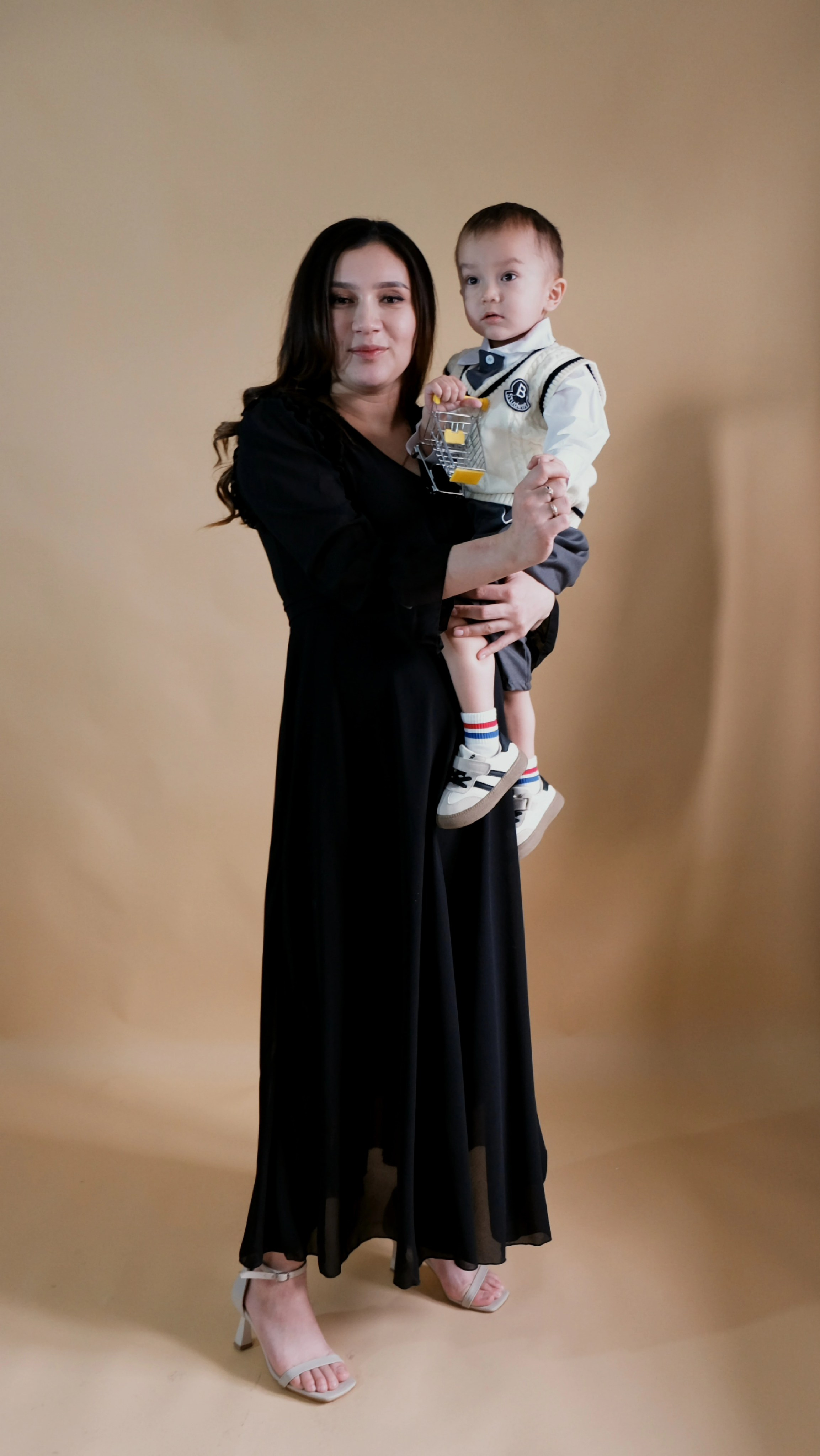 Зилола с сыном. Семейный и детский фотограф Бишкек Элина Суерова