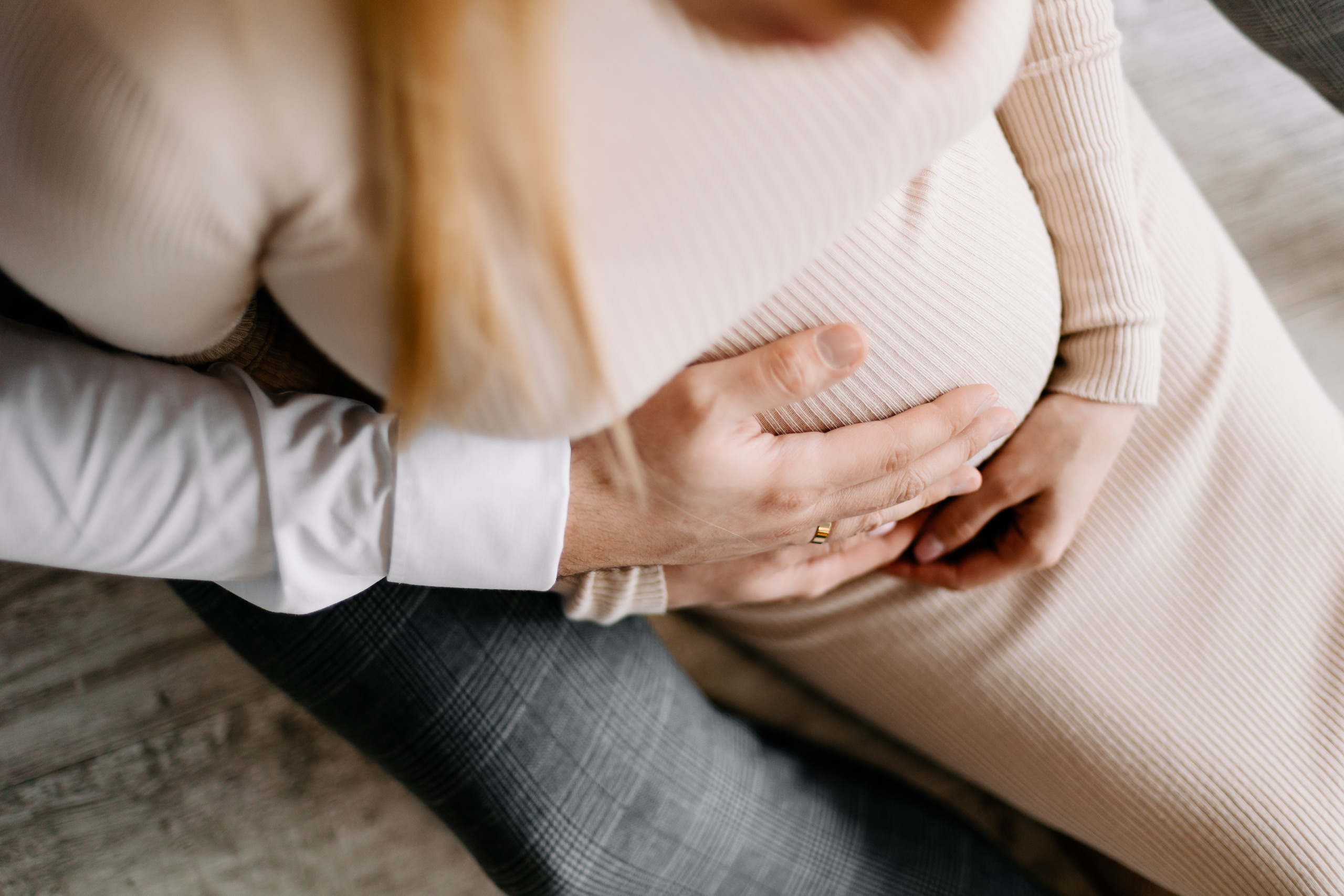 Zdjęcie przedstawia sesję ciążową wykonaną przez fotografa Aleksandra Szpakowicza w Gdańsku. Fotografia ciążowa Gdańsk. www.szpakowicz-studio.pl