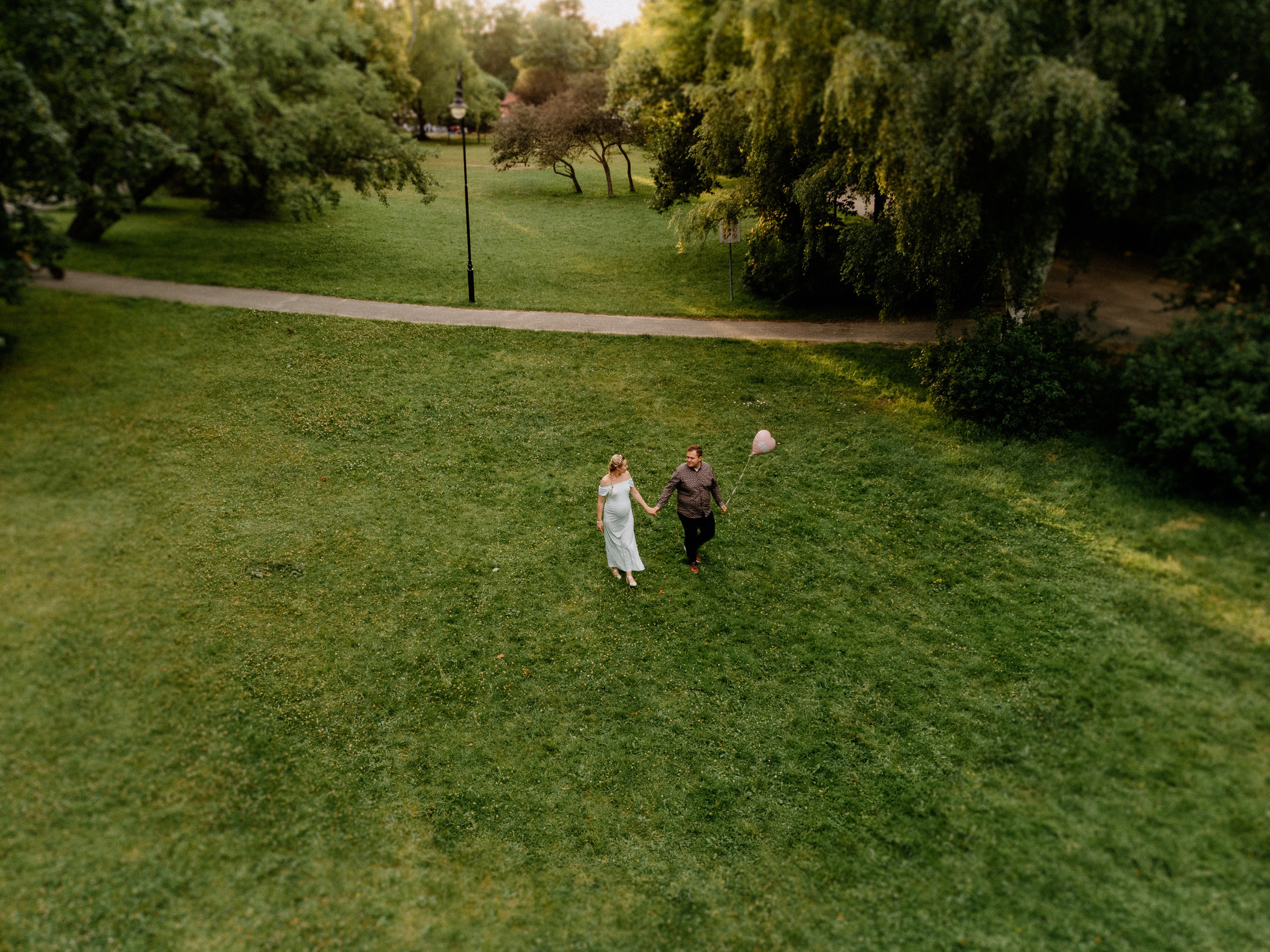 Zdjęcie przedstawia sesję ciążową wykonaną przez fotografa Aleksandra Szpakowicza w Gdańsku. Fotografia ciążowa Gdańsk. www.szpakowicz-studio.pl