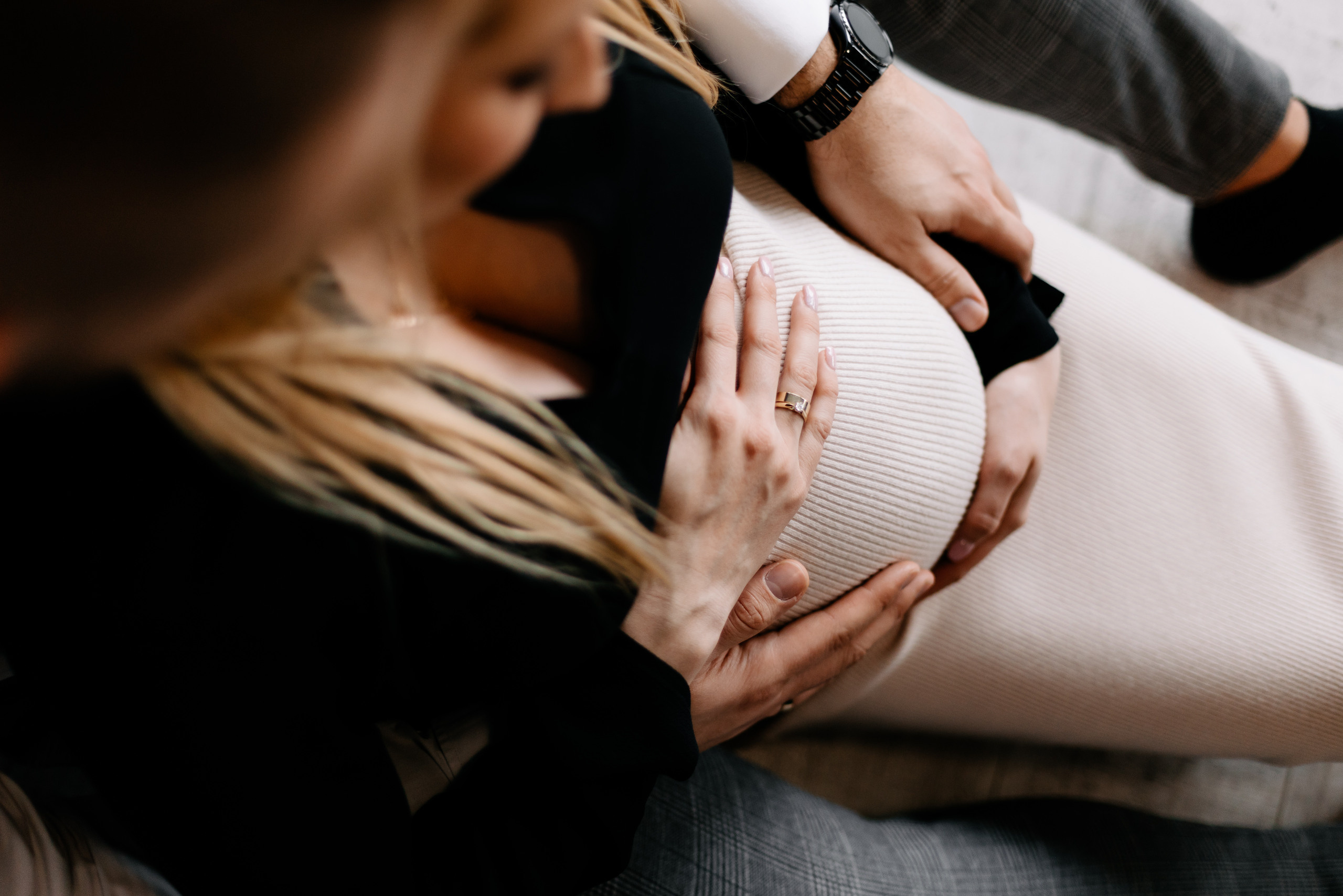 Zdjęcie przedstawia sesję ciążową wykonaną przez fotografa Aleksandra Szpakowicza w Gdańsku. Fotografia ciążowa Gdańsk. www.szpakowicz-studio.pl