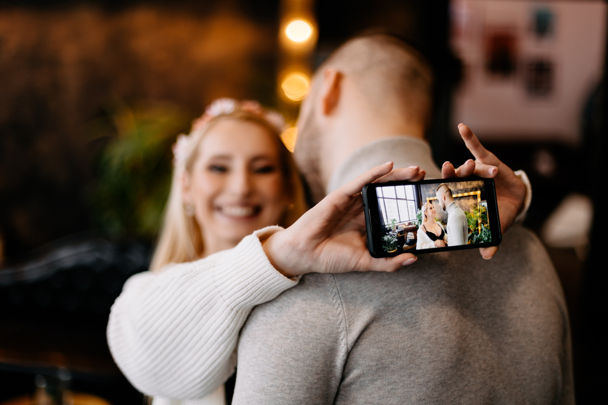 Zdjęcie przedstawia sesję ciążową wykonaną przez fotografa Aleksandra Szpakowicza w Gdańsku. Fotografia ciążowa Gdańsk. www.szpakowicz-studio.pl