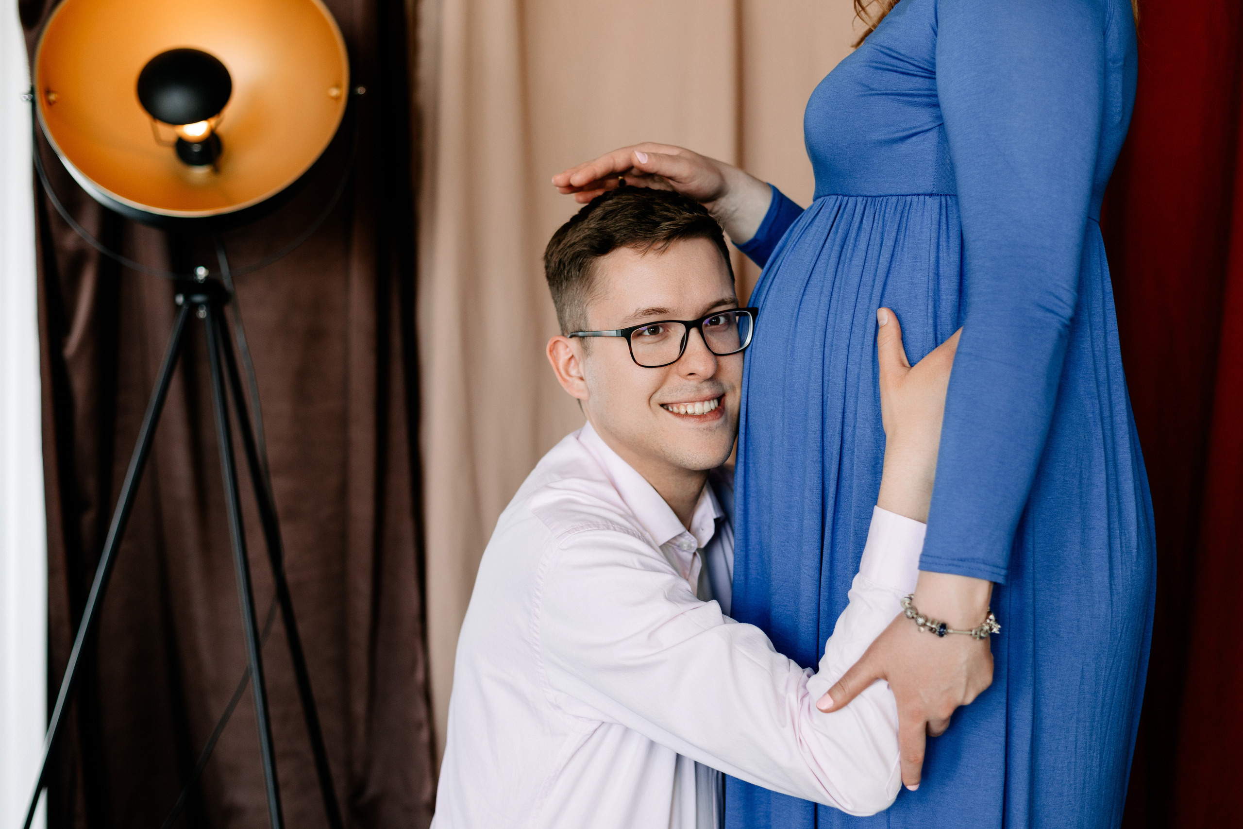 Zdjęcie przedstawia sesję ciążową wykonaną przez fotografa Aleksandra Szpakowicza w Gdańsku. Fotografia ciążowa Gdańsk. www.szpakowicz-studio.pl