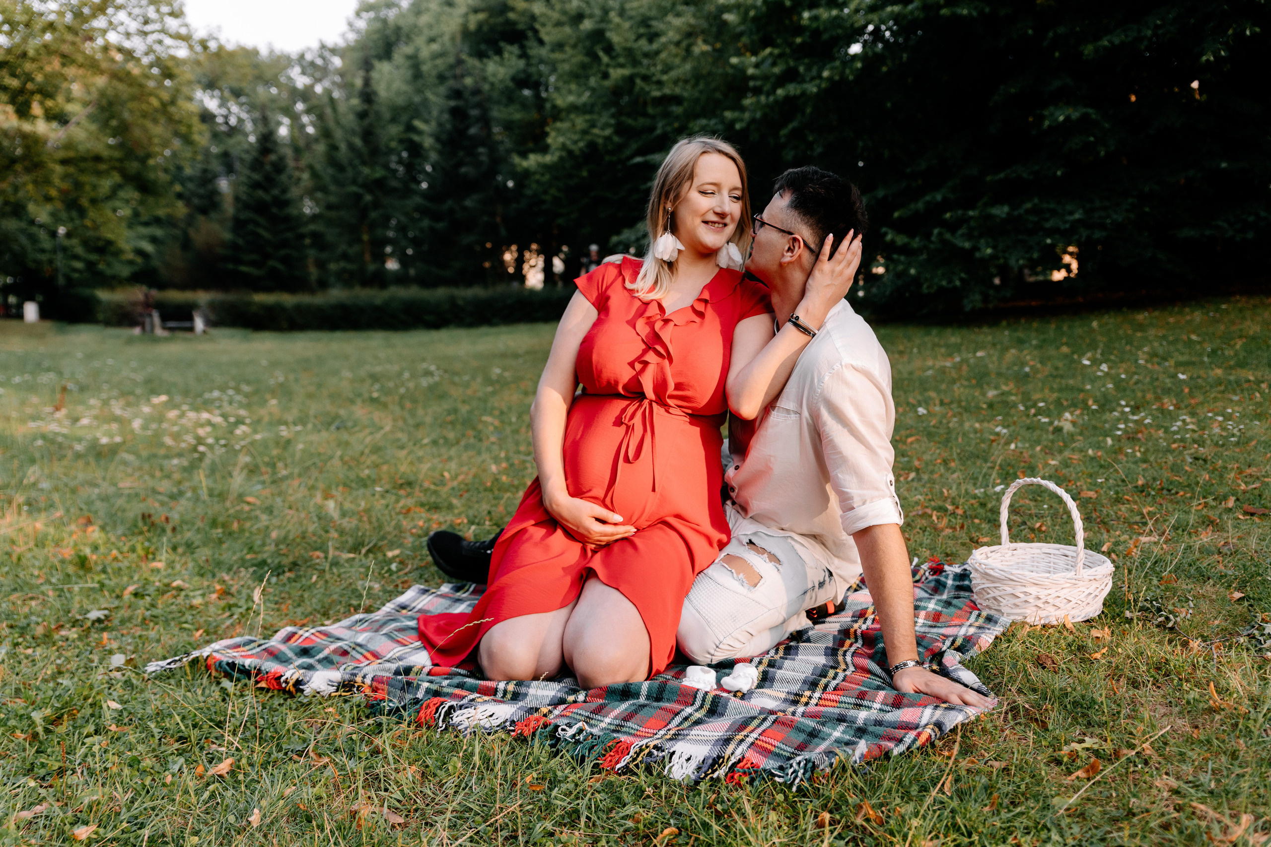 Zdjęcie przedstawia sesję ciążową wykonaną przez fotografa Aleksandra Szpakowicza w Gdańsku. Fotografia ciążowa Gdańsk. www.szpakowicz-studio.pl
