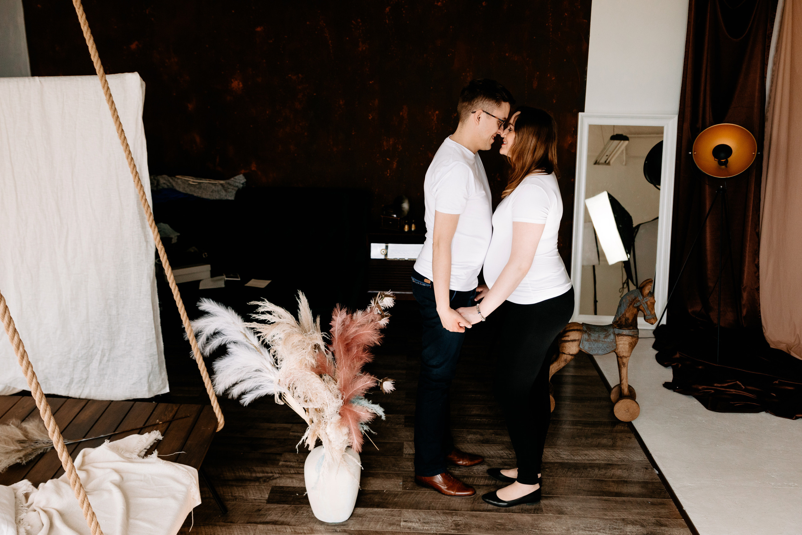 Zdjęcie przedstawia sesję ciążową wykonaną przez fotografa Aleksandra Szpakowicza w Gdańsku. Fotografia ciążowa Gdańsk. www.szpakowicz-studio.pl