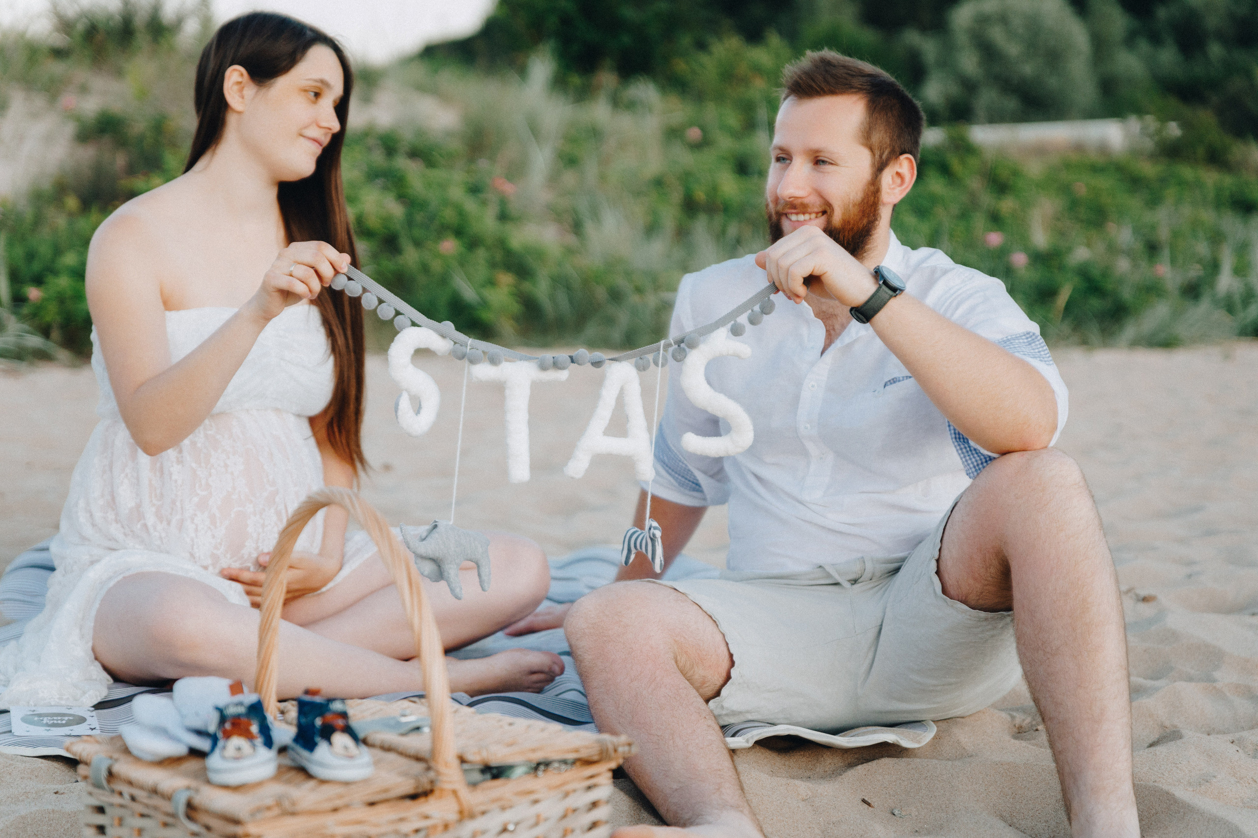 Zdjęcie przedstawia sesję ciążową wykonaną przez fotografa Aleksandra Szpakowicza w Gdańsku. Fotografia ciążowa Gdańsk. www.szpakowicz-studio.pl