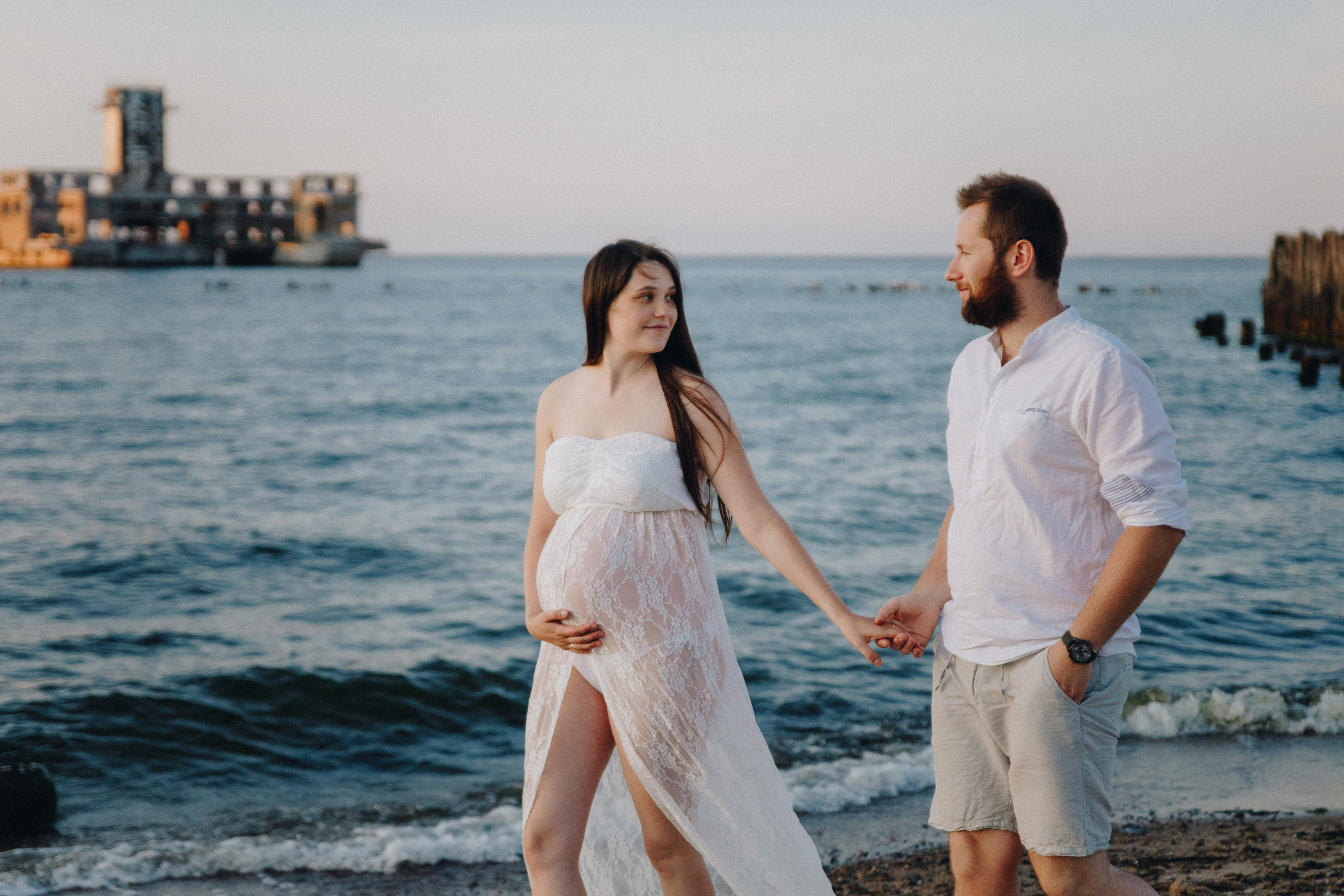 Zdjęcie przedstawia sesję ciążową wykonaną przez fotografa Aleksandra Szpakowicza w Gdańsku. Fotografia ciążowa Gdańsk. www.szpakowicz-studio.pl