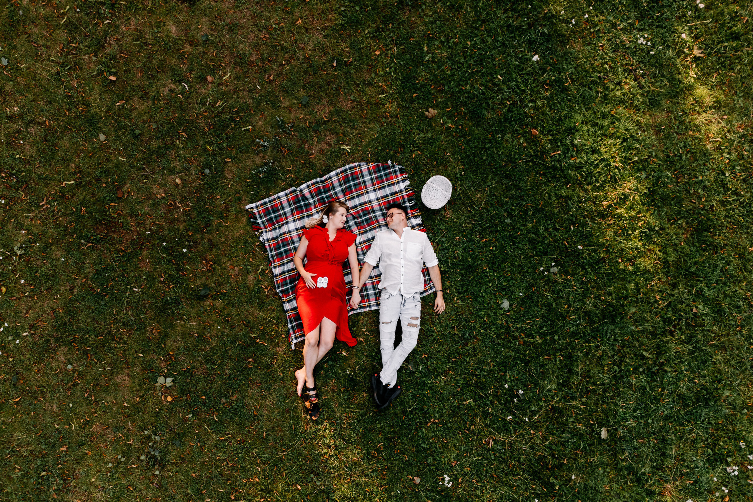 Zdjęcie przedstawia sesję ciążową wykonaną przez fotografa Aleksandra Szpakowicza w Gdańsku. Fotografia ciążowa Gdańsk. www.szpakowicz-studio.pl