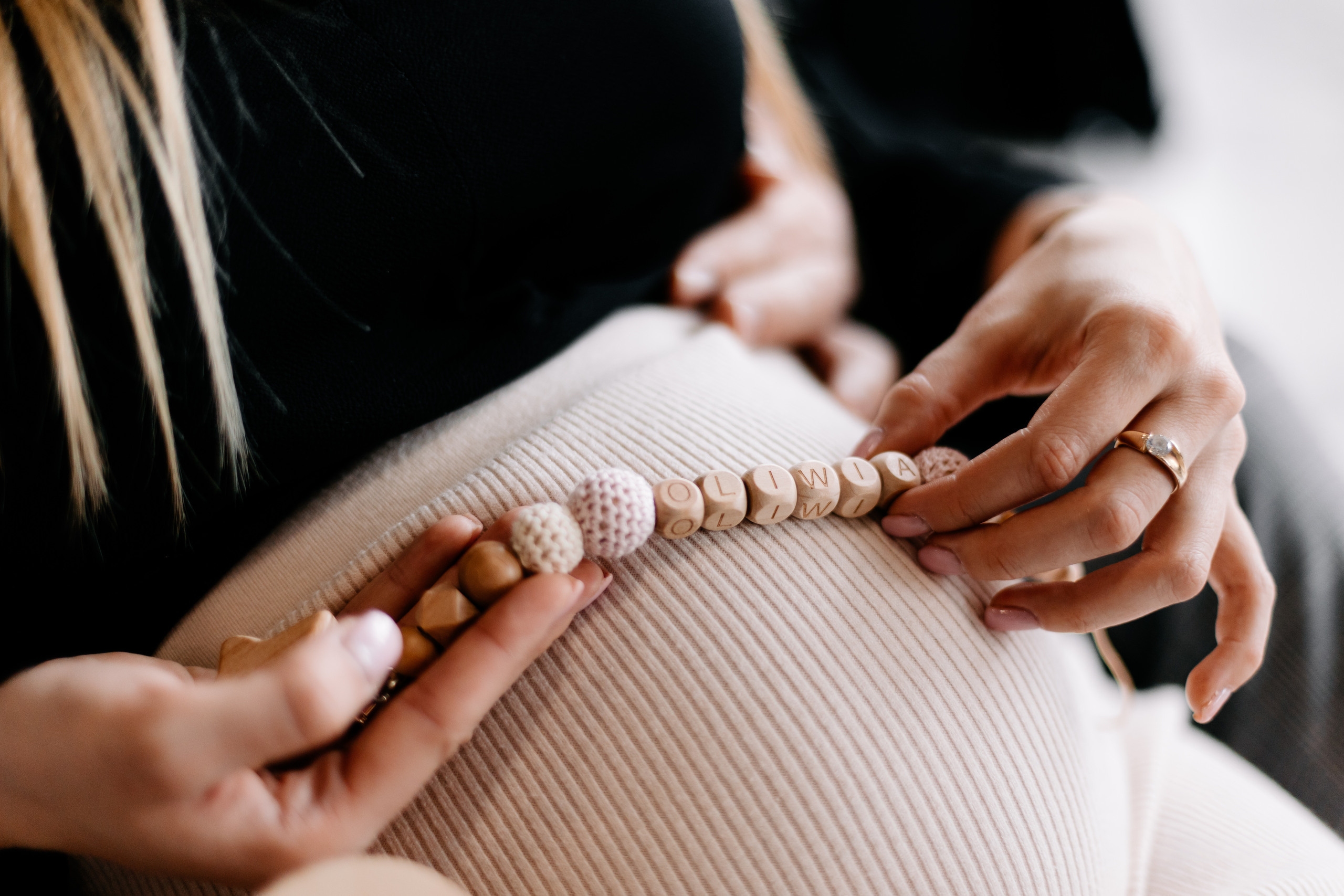 Zdjęcie przedstawia sesję ciążową wykonaną przez fotografa Aleksandra Szpakowicza w Gdańsku. Fotografia ciążowa Gdańsk. www.szpakowicz-studio.pl