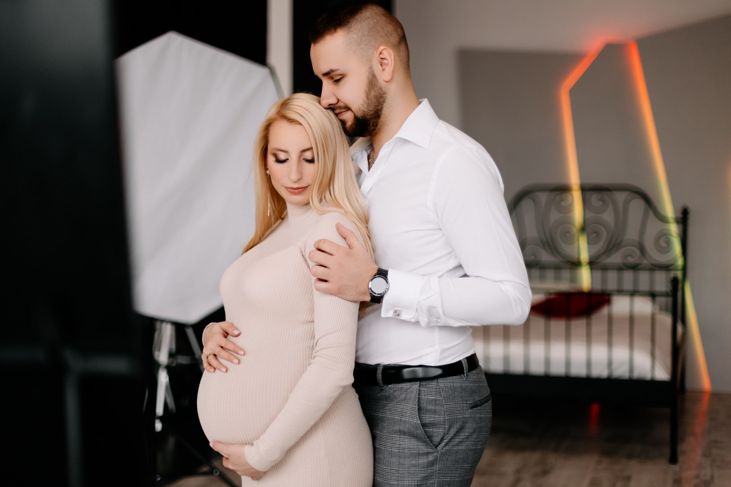 Zdjęcie przedstawia sesję ciążową wykonaną przez fotografa Aleksandra Szpakowicza w Gdańsku. Fotografia ciążowa Gdańsk. www.szpakowicz-studio.pl