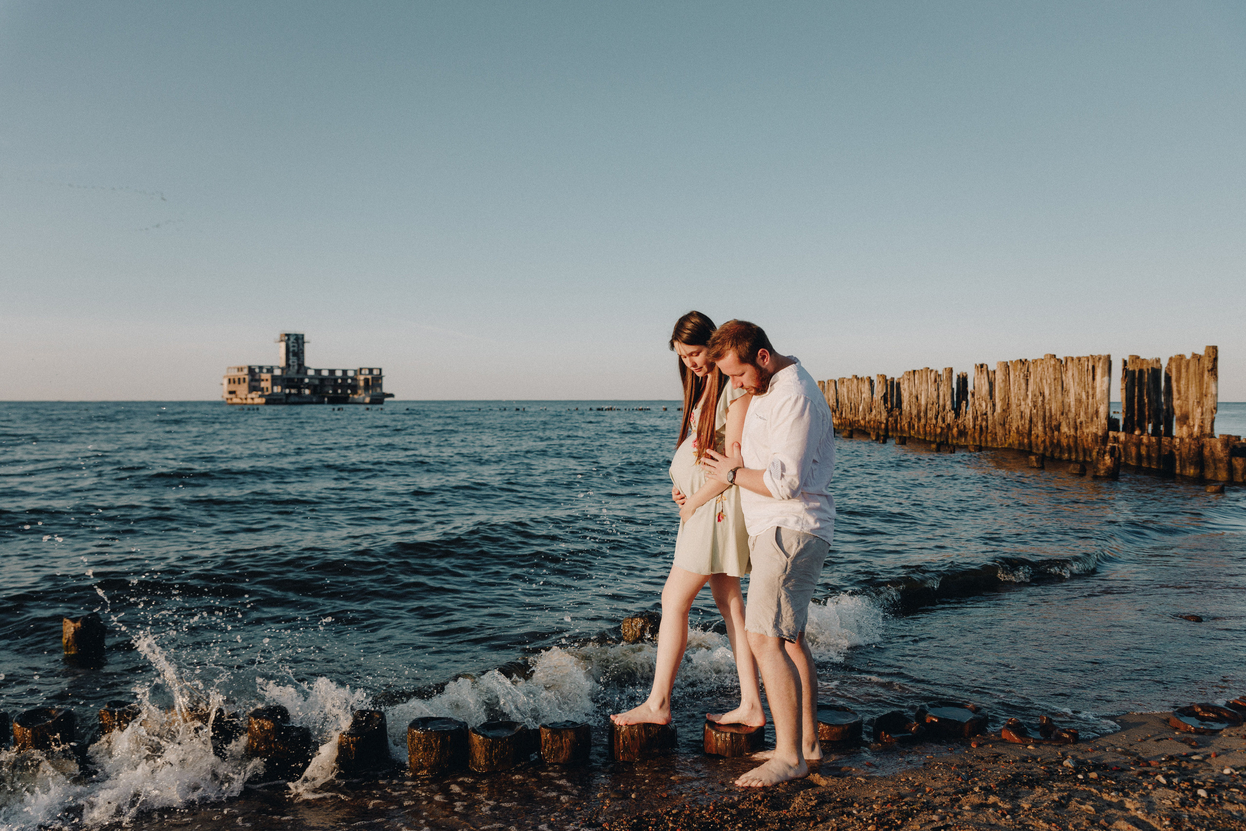 Zdjęcie przedstawia sesję ciążową wykonaną przez fotografa Aleksandra Szpakowicza w Gdańsku. Fotografia ciążowa Gdańsk. www.szpakowicz-studio.pl