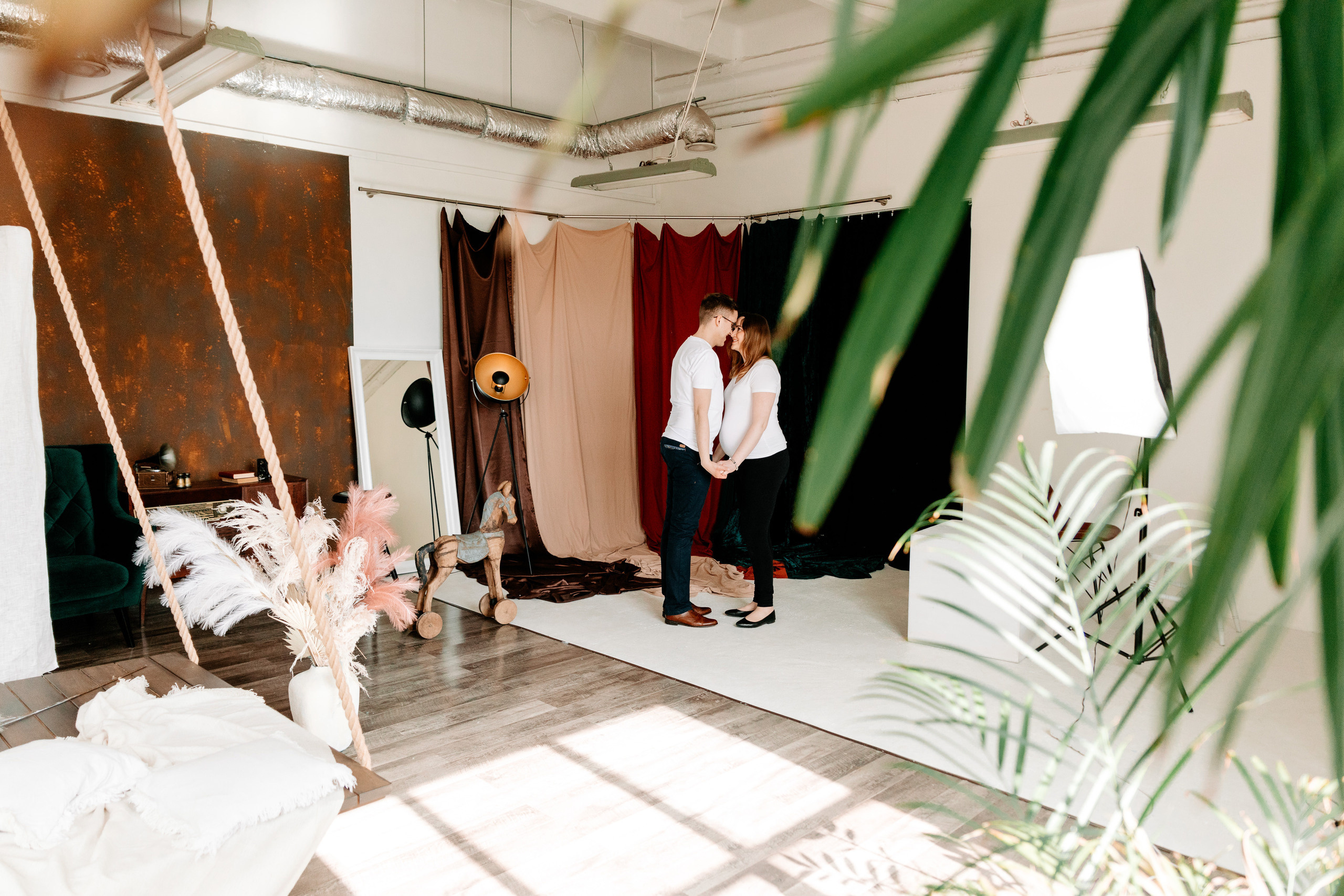 Zdjęcie przedstawia sesję ciążową wykonaną przez fotografa Aleksandra Szpakowicza w Gdańsku. Fotografia ciążowa Gdańsk. www.szpakowicz-studio.pl