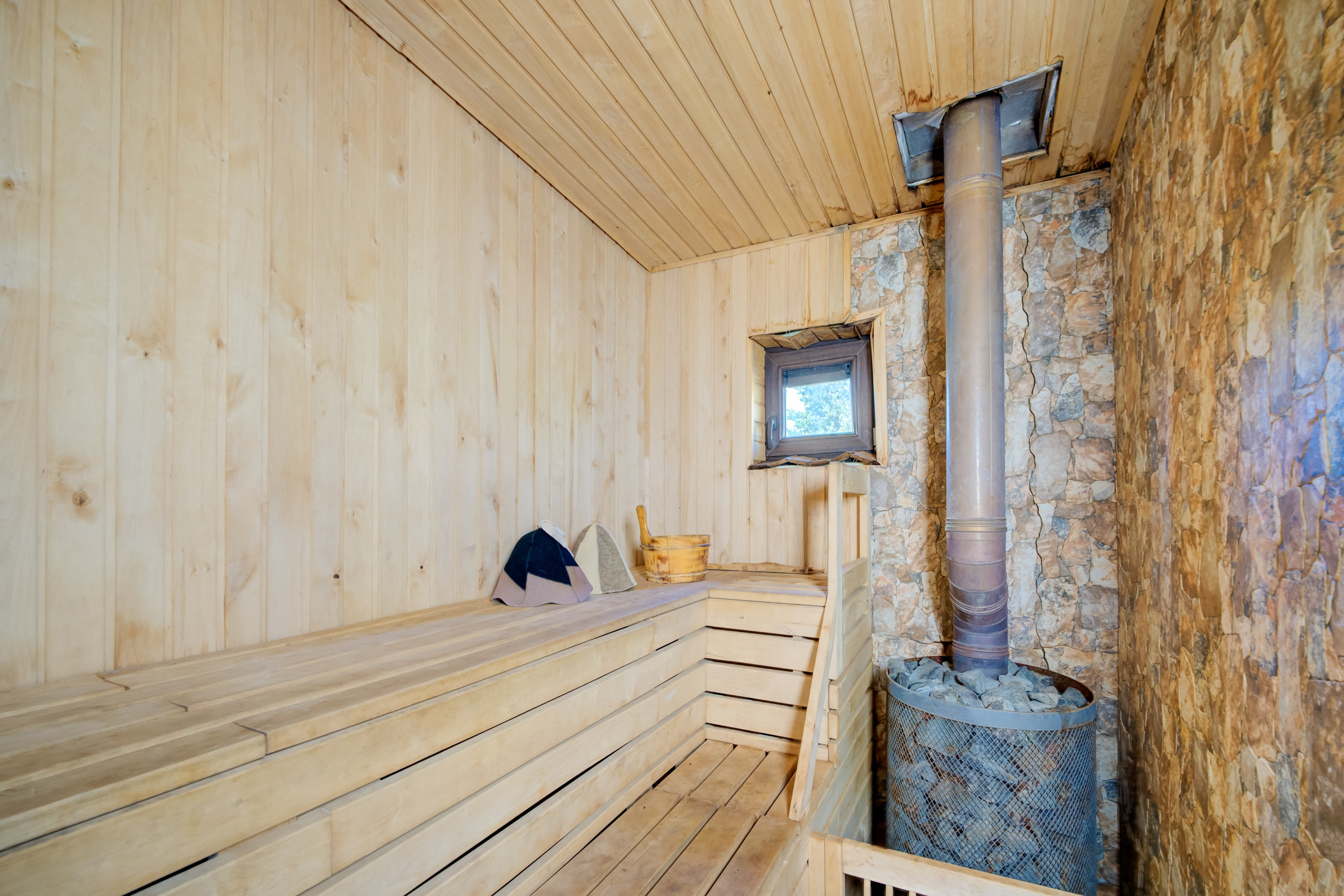 Sadyba Vinliaus r. prie ežero. Elina Sapiega fotografė Vilniuje