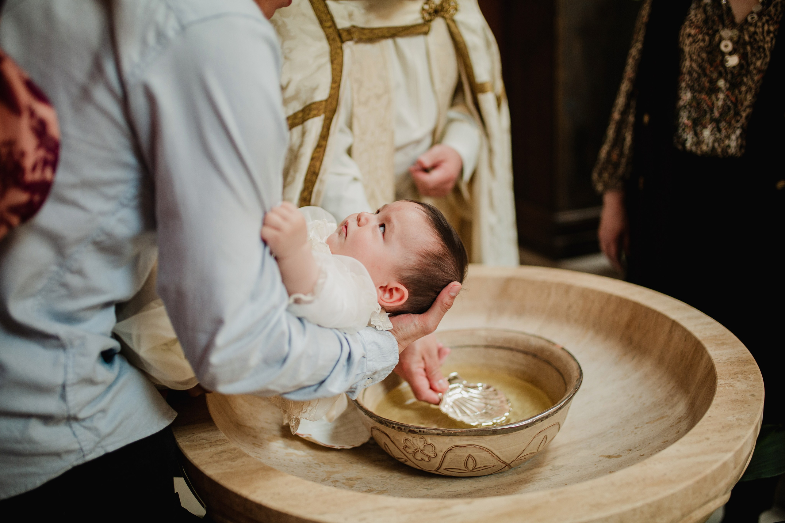 Retrato de bebé con traje de bautizo en estudio fotográfico Rainbox, Torrejón de Ardoz