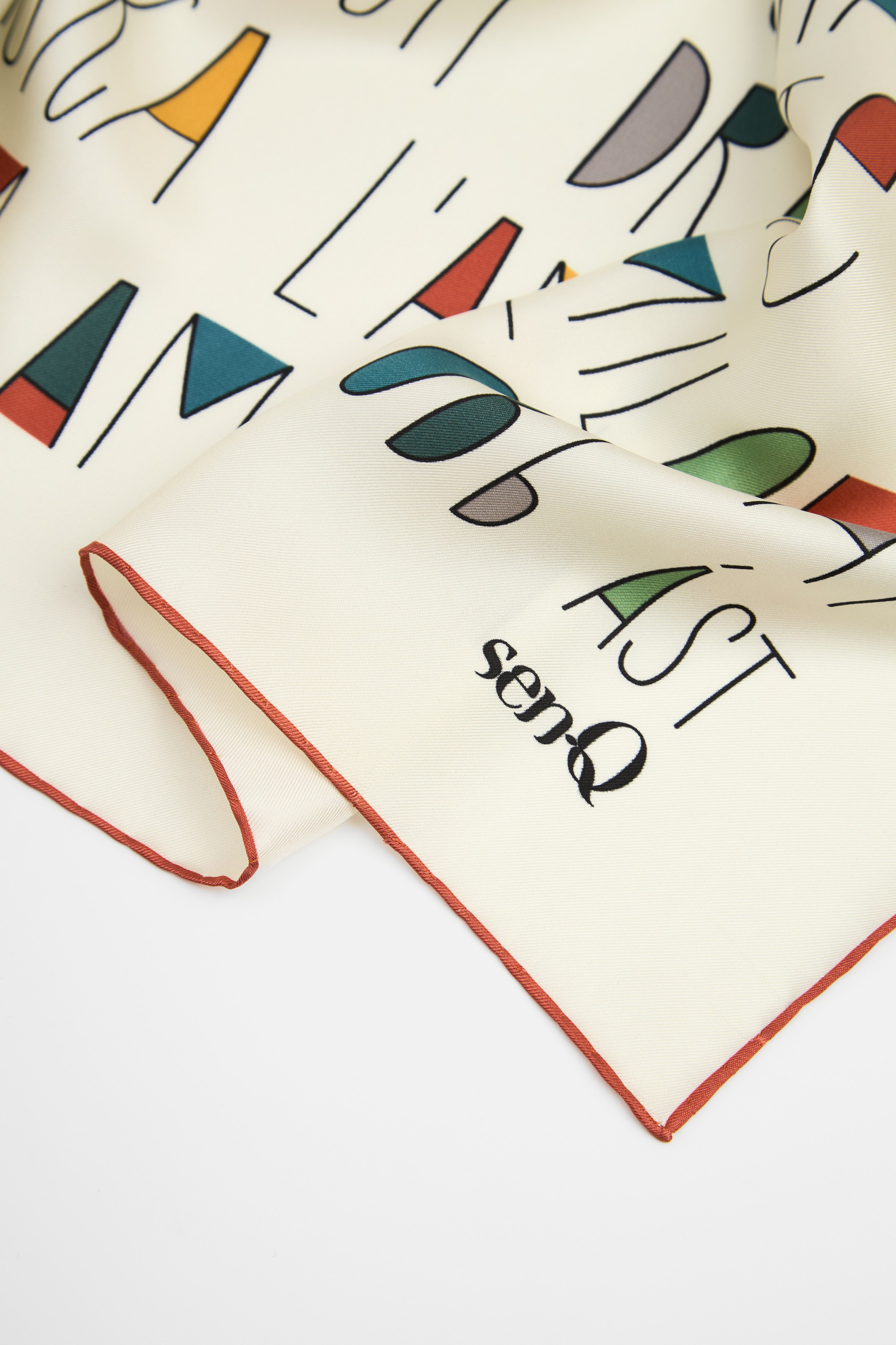 Головные уборы. Предметная фотосъемка в Алматы. Студия фото и видео съемки товаров