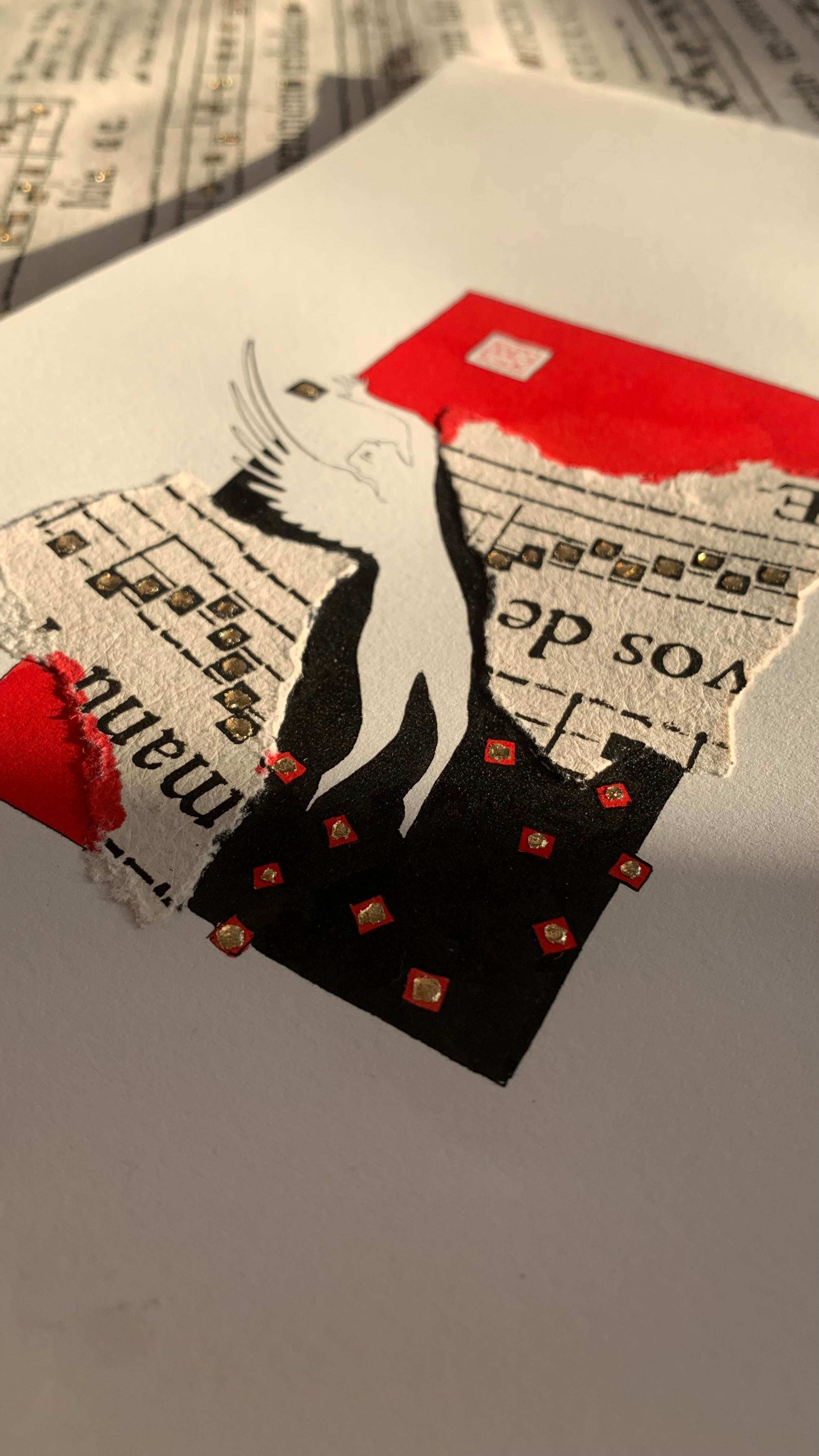 Angelo, disegno, Natale, rosso e nero, collage, spartito musicale, canto gregoriano, carta antica, canto antico, stella, angelo custode, esprimi un desiderio, oro, volo, ali, preghiera 