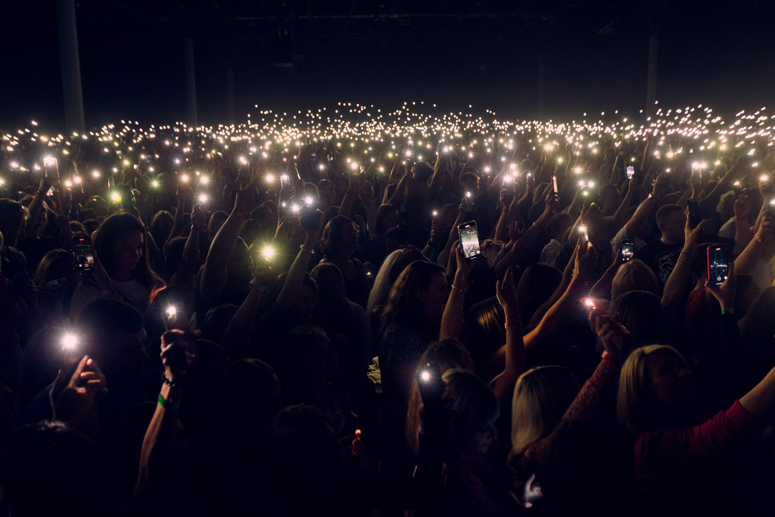 Los espectadores levantaron las manos con linternas encendidas en un concierto en Valencia