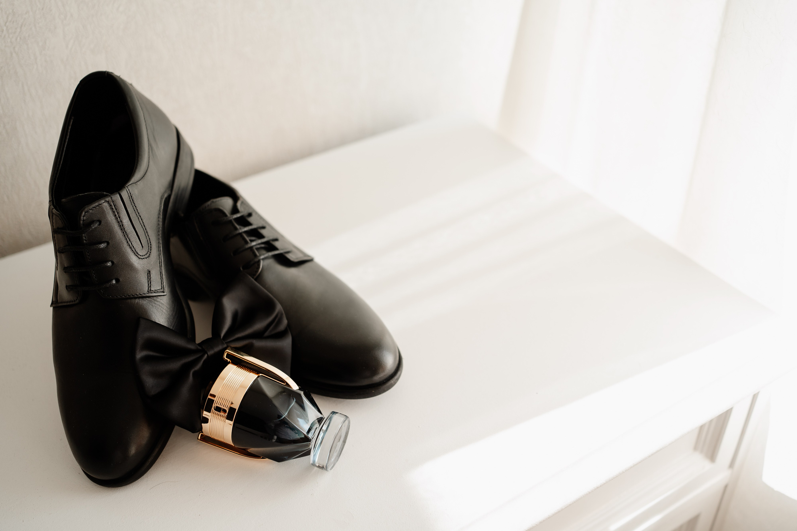 Moment emoționant între miri în ziua nunții, surprins într-un cadru natural și romantic, la Drobeta Turnu Severin. Fotografie de nuntă profesională, editată artistic pentru a evidenția emoția și eleganța evenimentului.