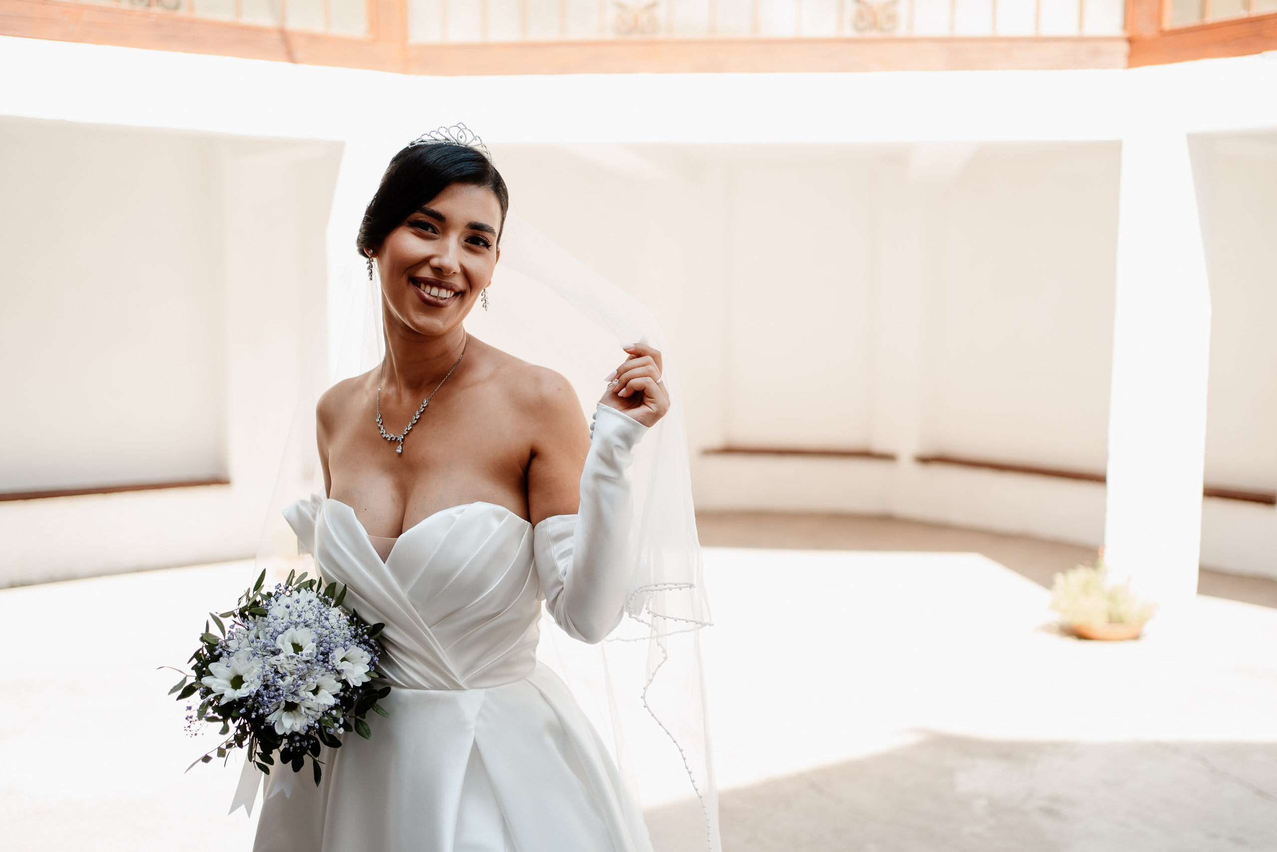 Moment emoționant între miri în ziua nunții, surprins într-un cadru natural și romantic, in Bucuresti. Fotografie de nuntă profesională, editată artistic pentru a evidenția emoția și eleganța evenimentului.